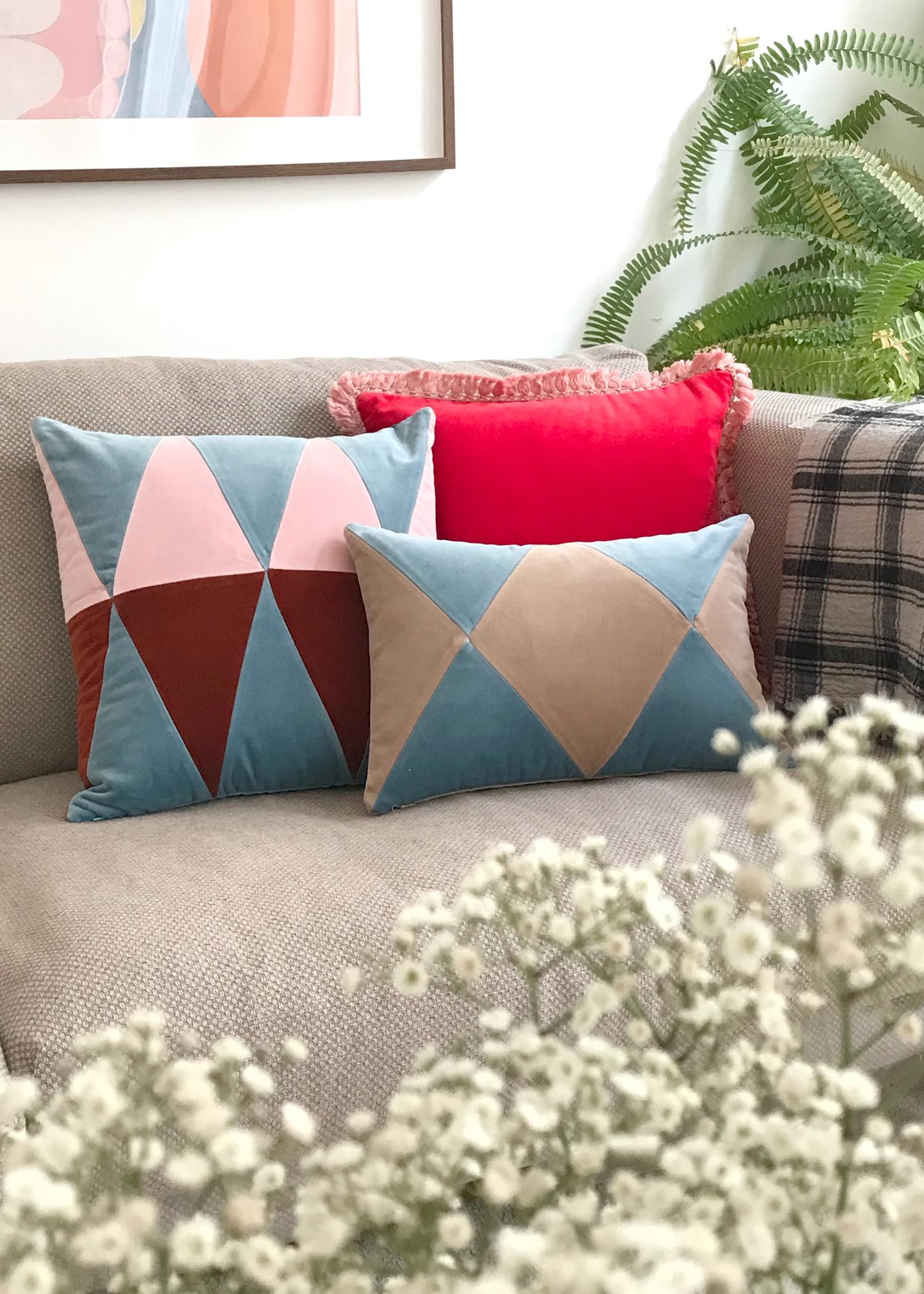 RUBELITA Gelb und Blau - Set von 2 handgefertigten dekorativen Kissen aus Samt (Patchwork) im Angebot