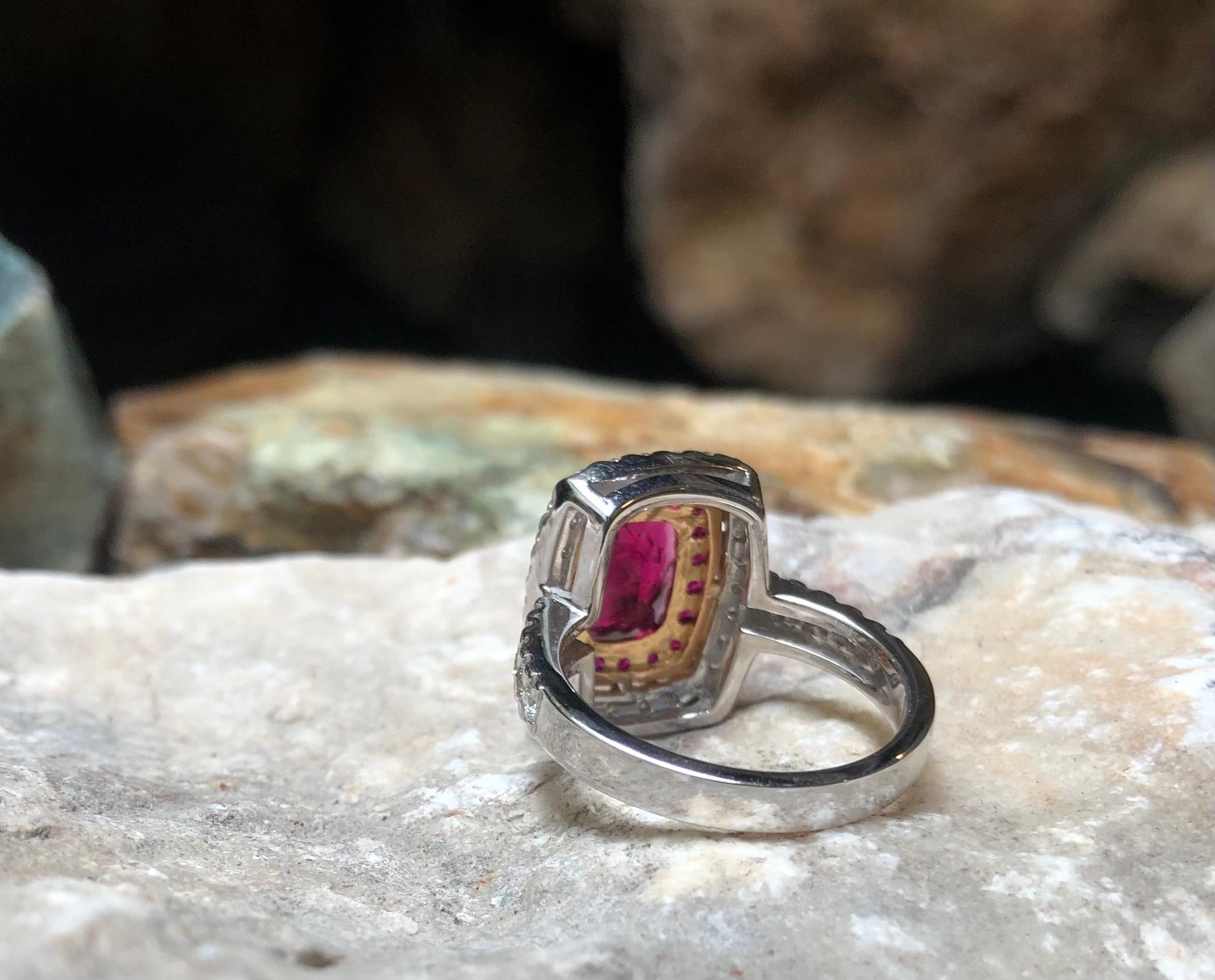 Ring aus 18 Karat Weißgold mit Rubelit 1,36 Karat Rubin 0,37 Karat mit Diamant 0,66 Karat im Angebot 1
