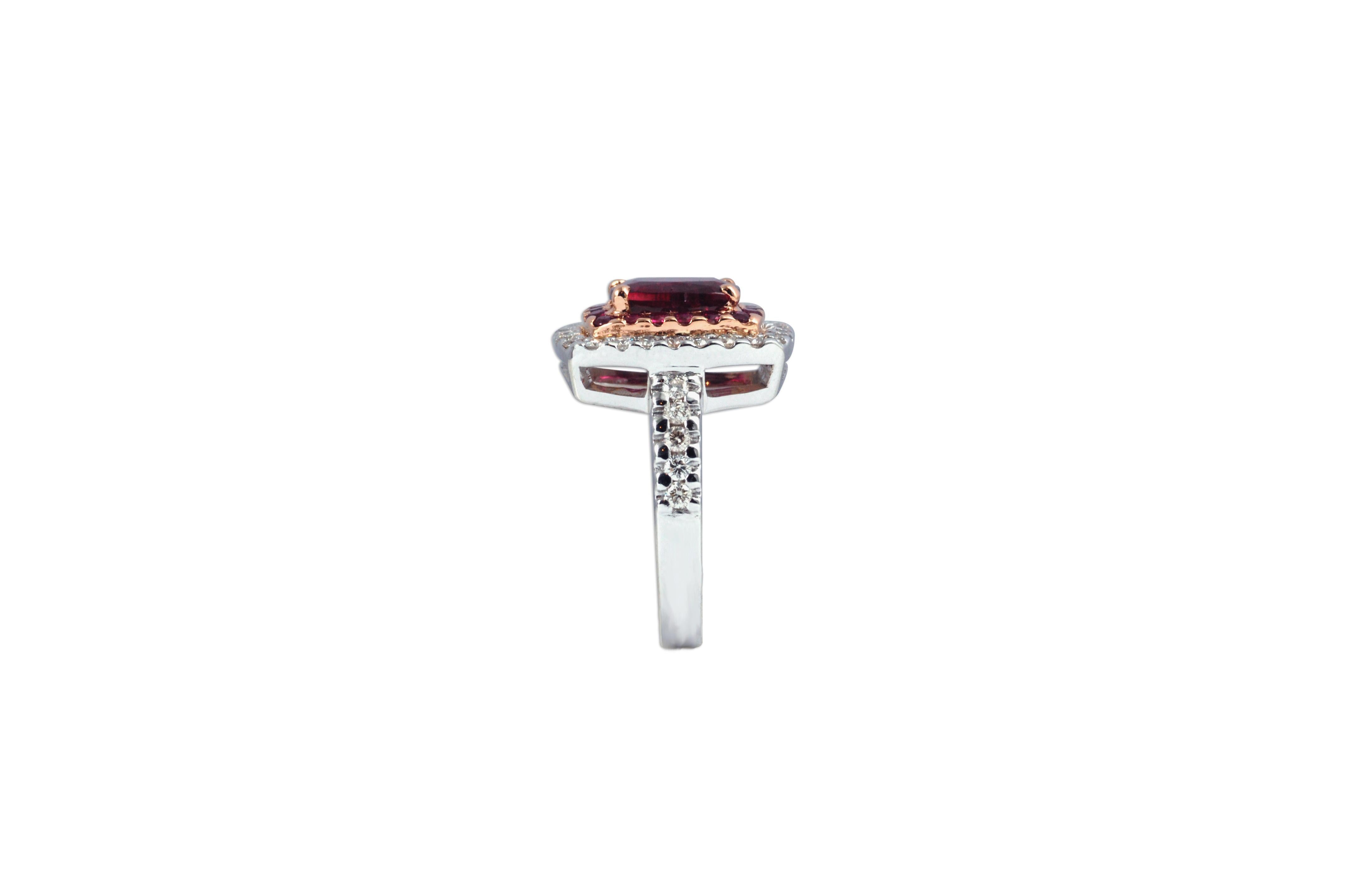 Ring aus 18 Karat Weißgold mit Rubelit 1,36 Karat Rubin 0,37 Karat mit Diamant 0,66 Karat (Smaragdschliff) im Angebot