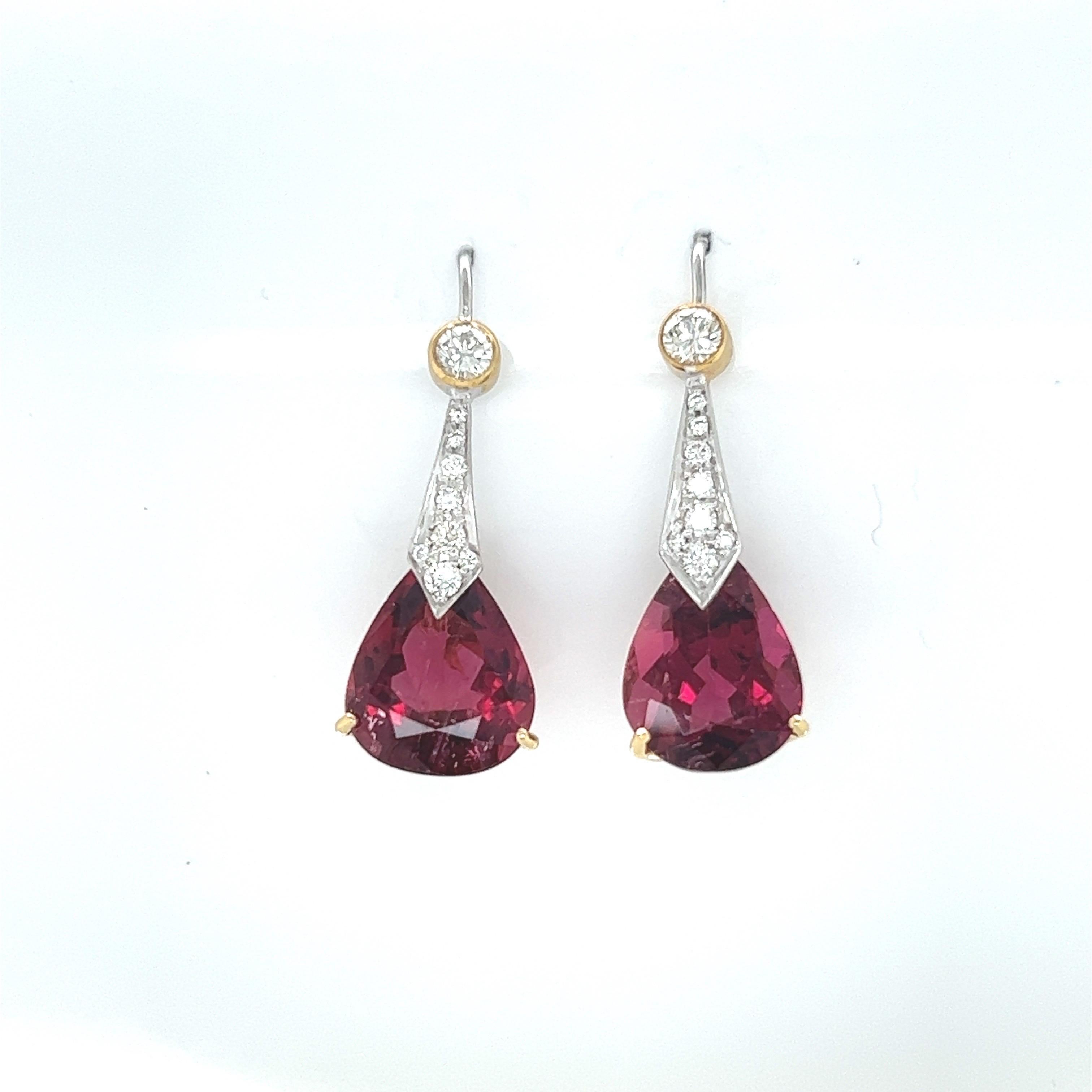 18k white and yellow gold earrings with approx. 24tct rubelite and approx. 0.80tct white diamonds.
Total length approx. 34mm x 11mm.

