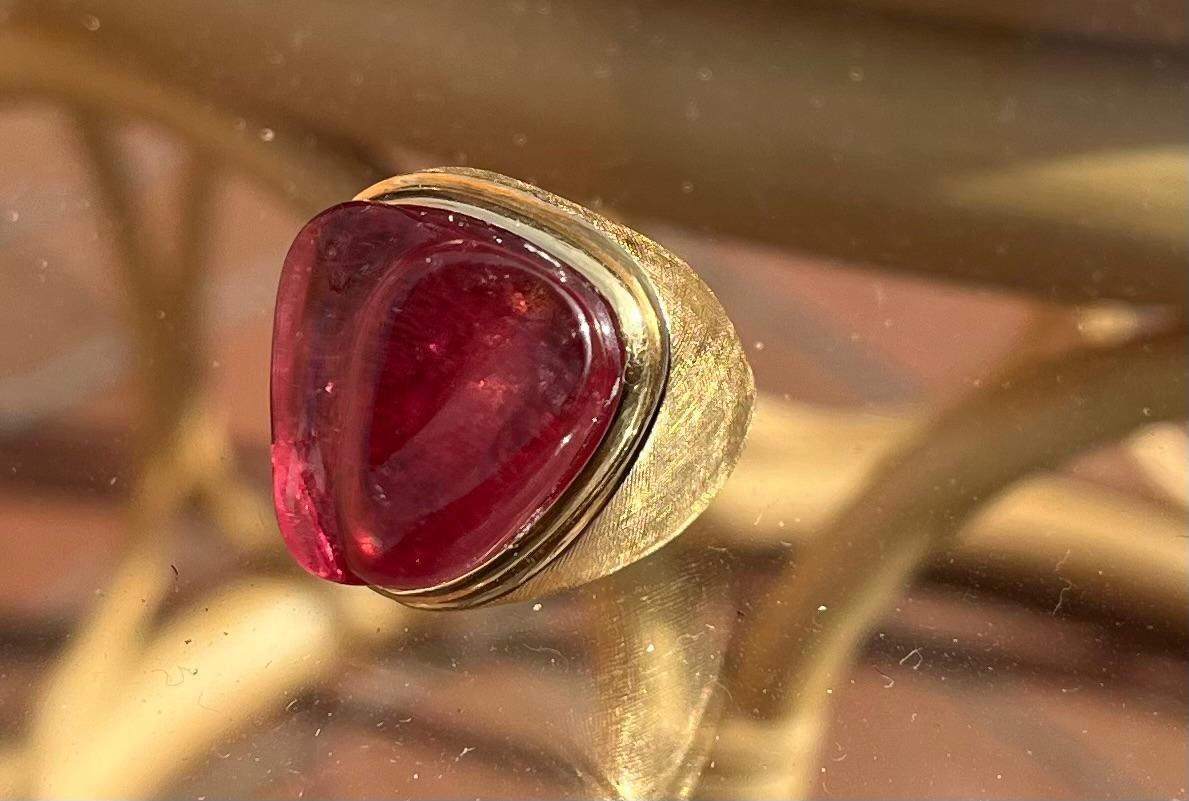 One Ring ornamented with a carved pink tourmaline 
Polished 18K Gold - Maker's mark -  Circa 1960
