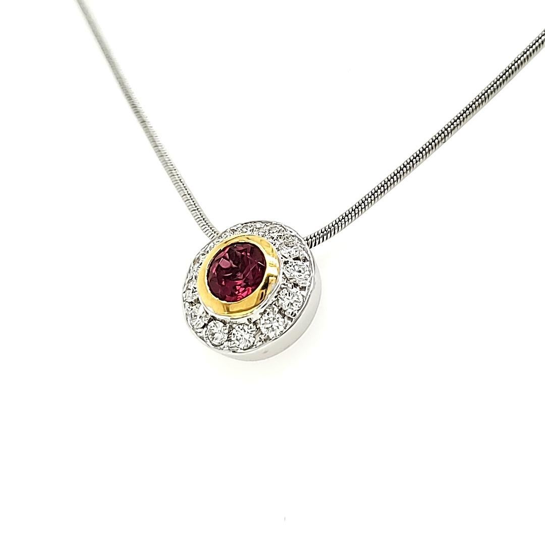 Ciondolo rotondo in rubelite con catena in oro 18k In condizioni Nuovo in vendita a Hong Kong, HK
