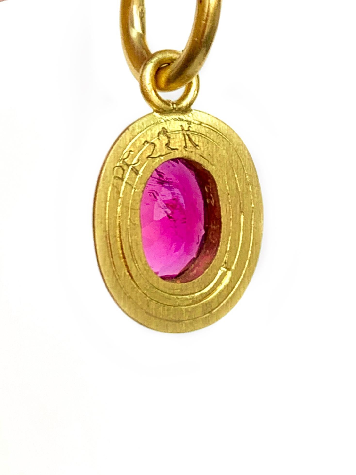 Artisan Pendants d'oreilles en rubellite et or 22 carats en vente