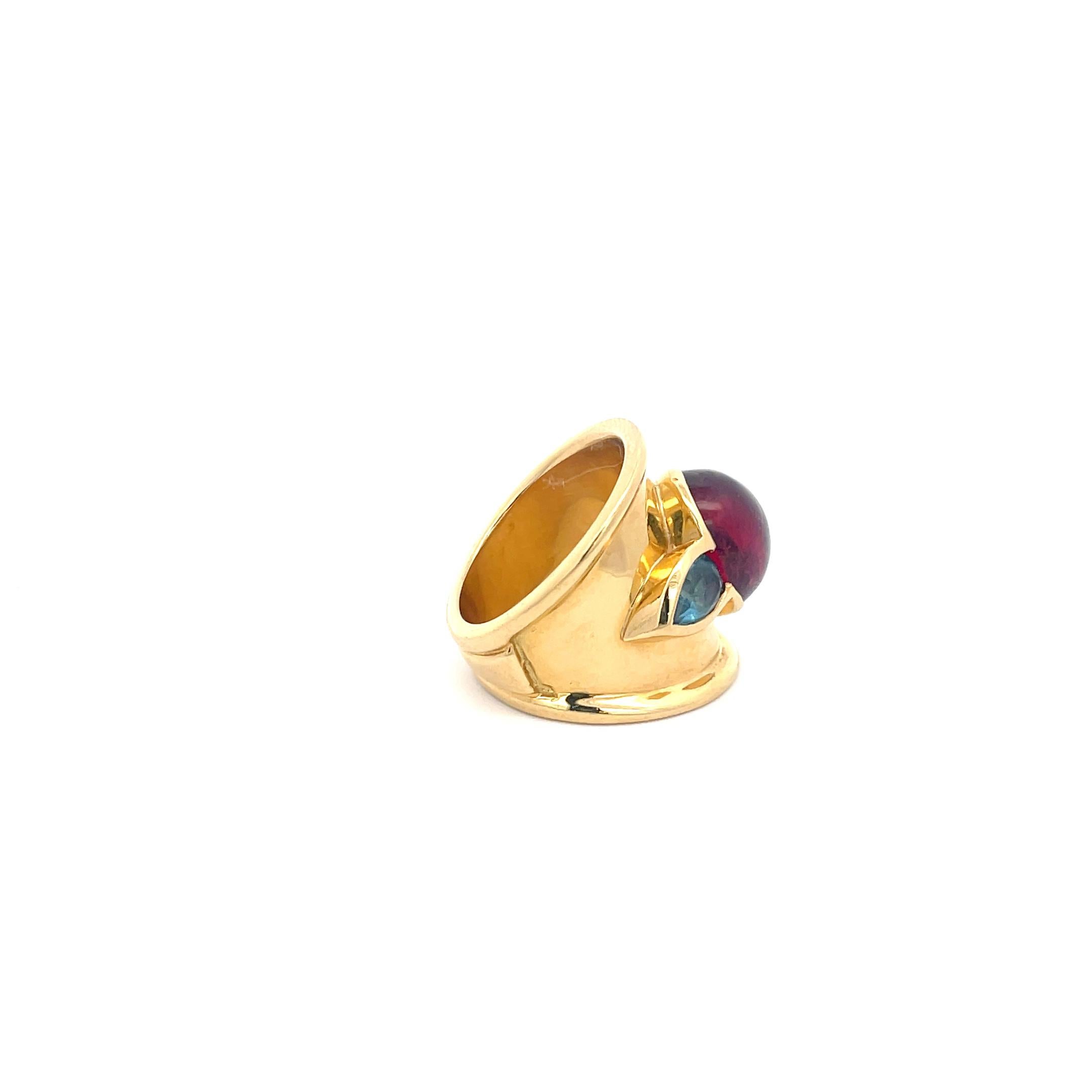 Rubellite and Blue Topaz Ring 18K Yellow Gold In Good Condition For Sale In Dallas, TX