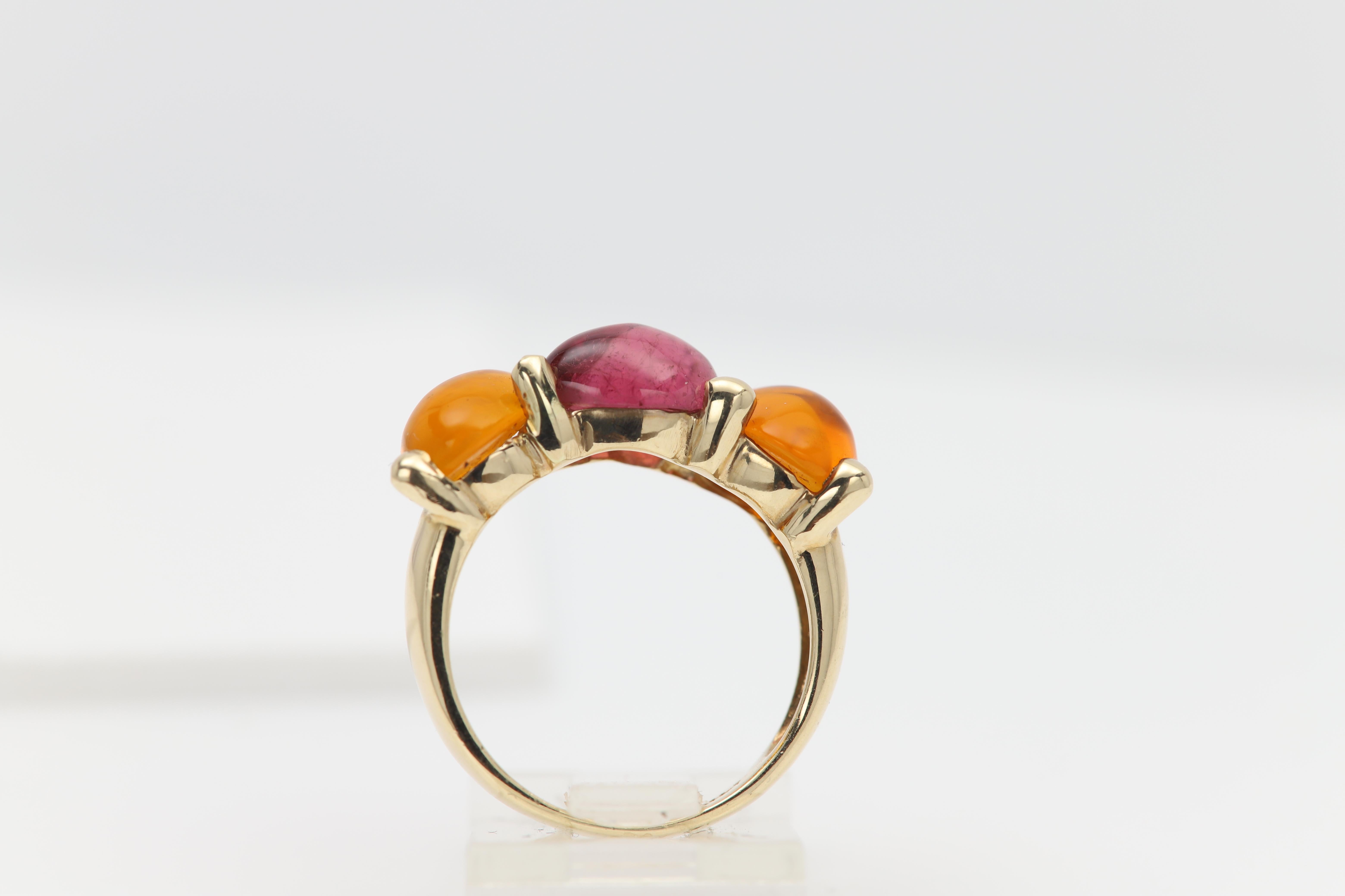 Anillo cabujón vintage
Único y encantador 
con Rubelita natural y Citrino 
Oro amarillo de 14 quilates Aprox. 5,30 gramos
Dedo  talla 7
Peso total de la gema aprox. 9,50 quilates
Tamaño aproximado de cada gema 10 x 7 mm
La anchura total aproximada