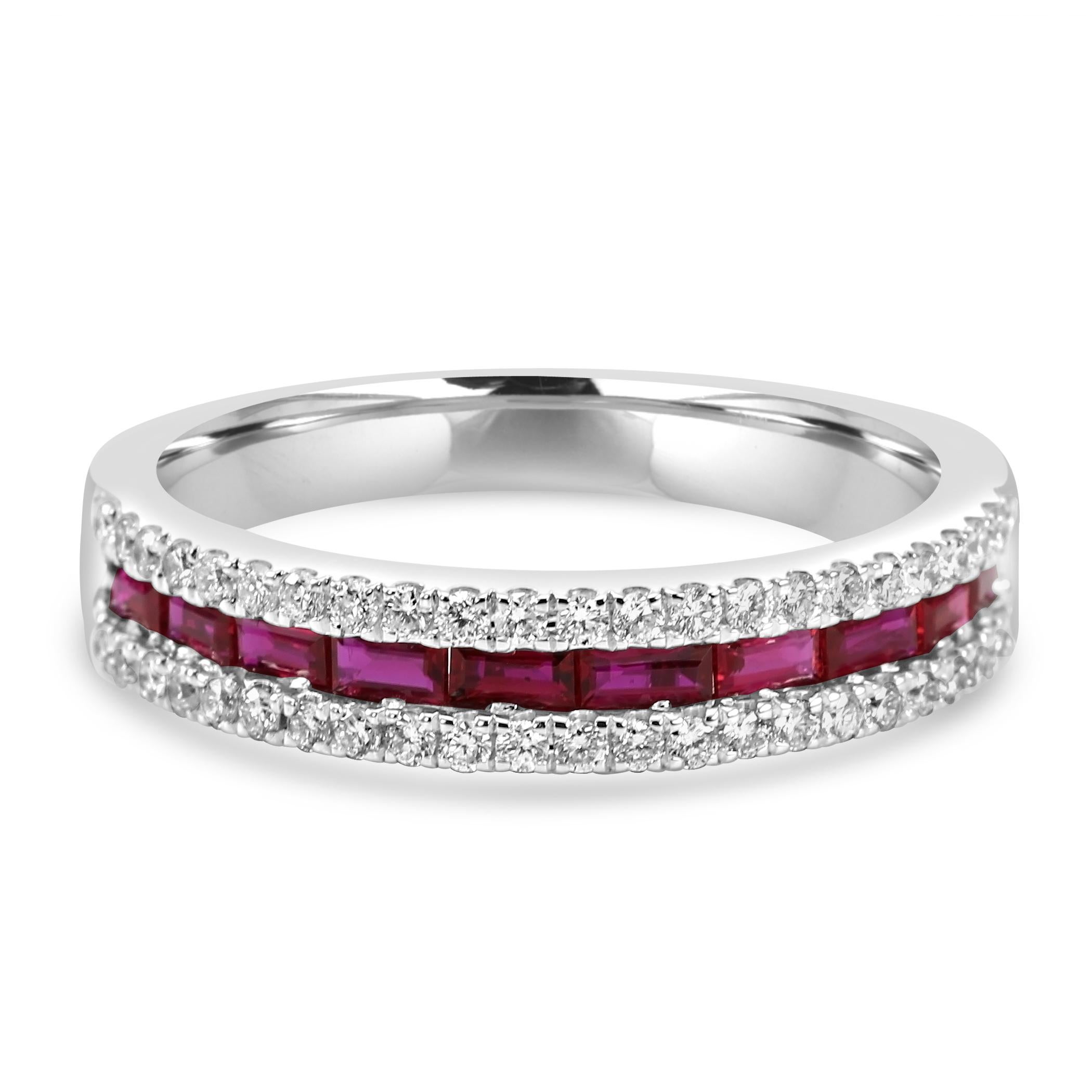 Découvrez le mélange parfait d'élégance et de beauté avec notre superbe bague à trois rangs. 

La pièce centrale présente 10 rubellites de taille baguette totalisant 0,51 carat, d'un rouge riche et vibrant qui capte l'attention. Flanquant ces rubis