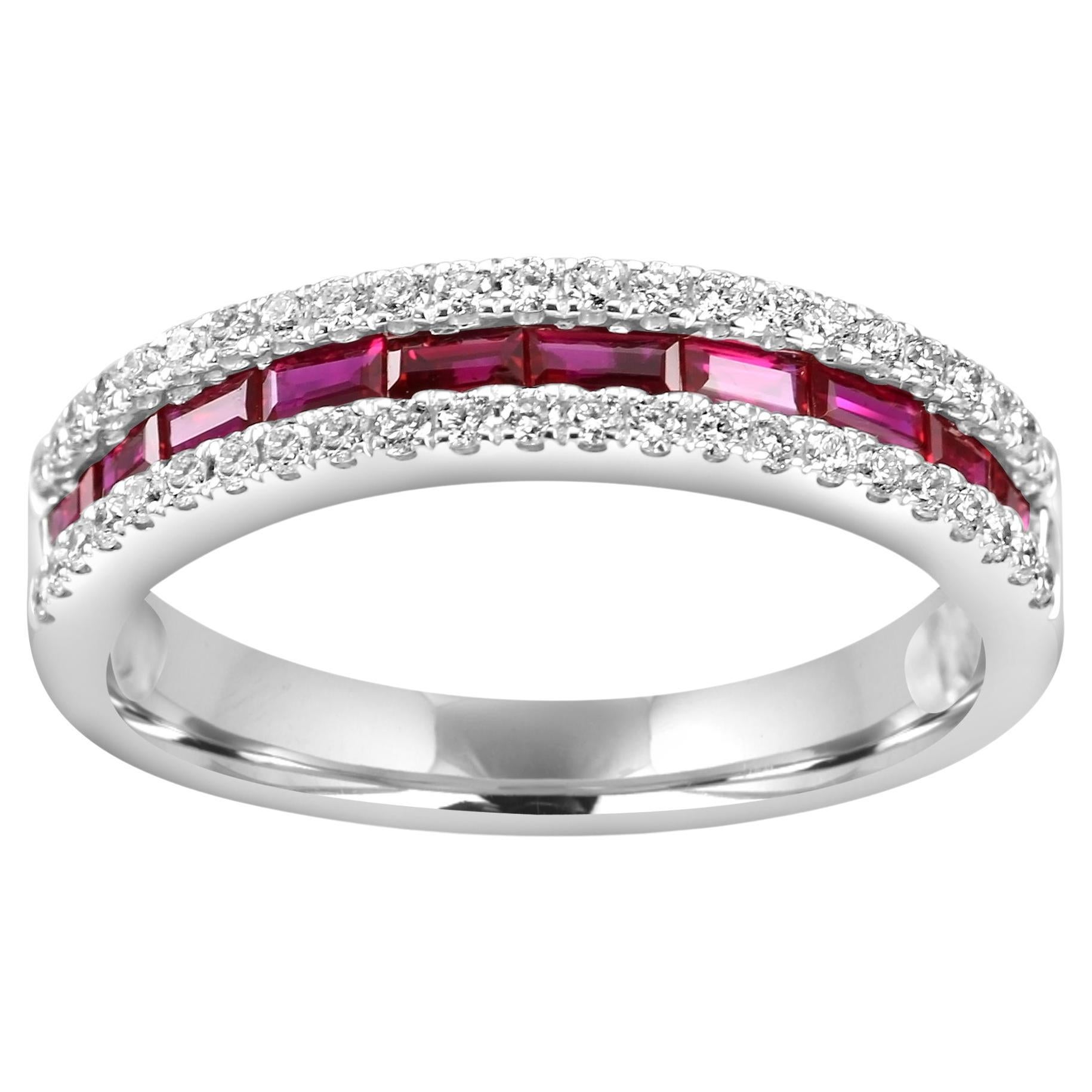 Anello eternità in oro bianco 14 carati con rubellite baguette e diamanti rotondi a tre file