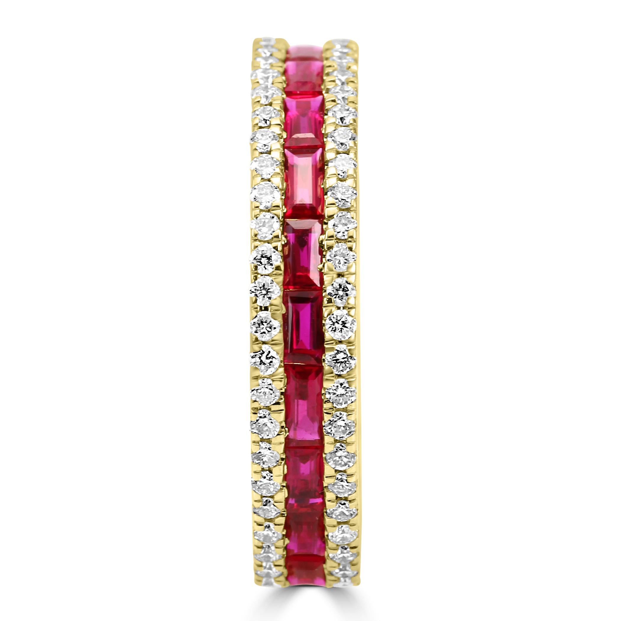 Moderno Anello a fascia in oro 18 carati con rubellite baguette e diamante rotondo a tre file in vendita