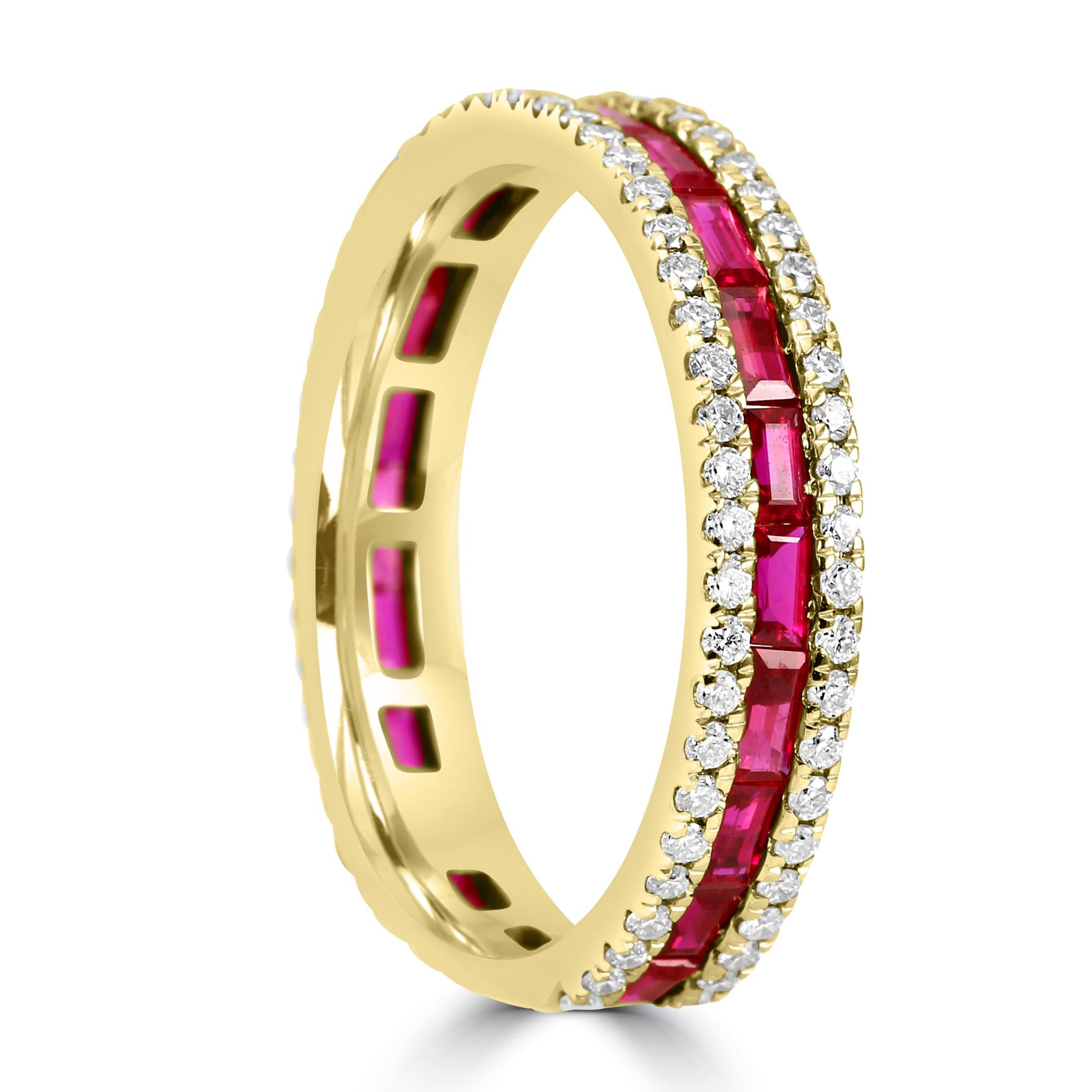 Taglio baguette Anello a fascia in oro 18 carati con rubellite baguette e diamante rotondo a tre file in vendita
