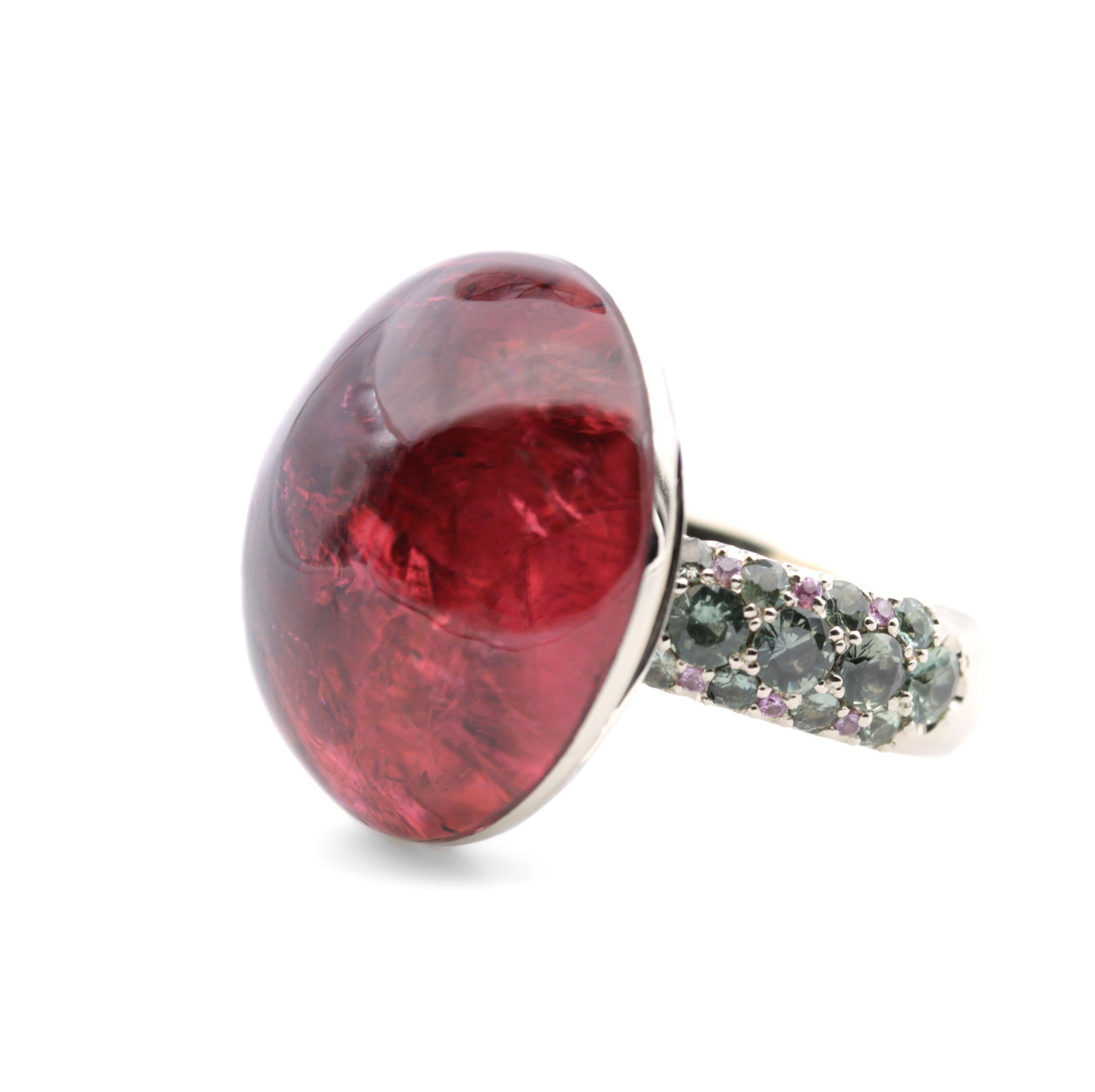 Cocktailring mit Rubellit, Cabochon und Saphir im Angebot 1