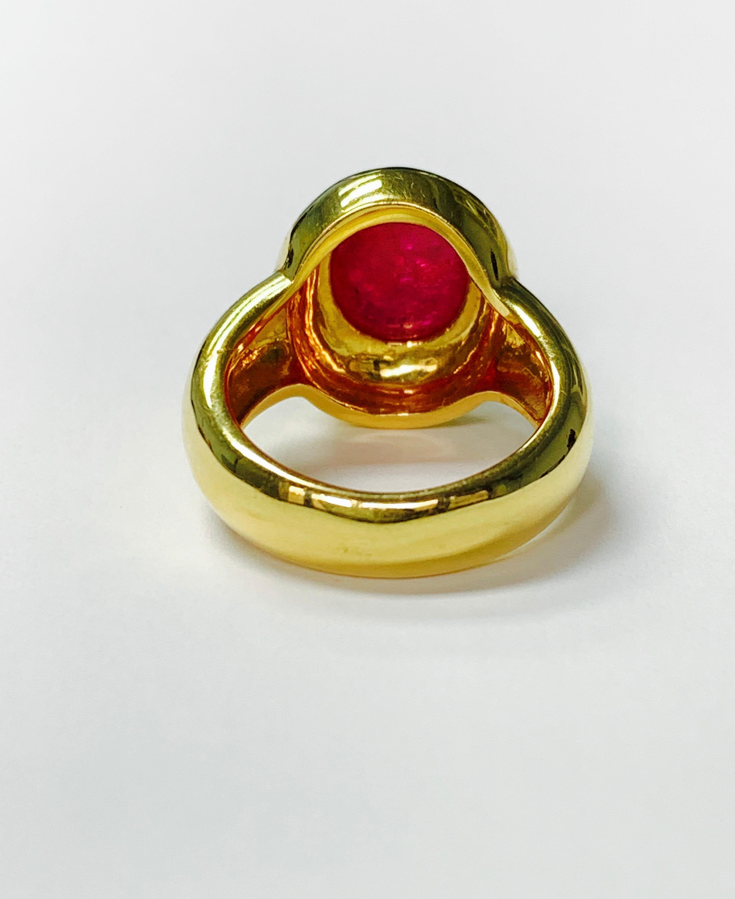 Verlobungsring aus 18 Karat Gelbgold mit Rubellit und Cabochon (Ovalschliff) im Angebot