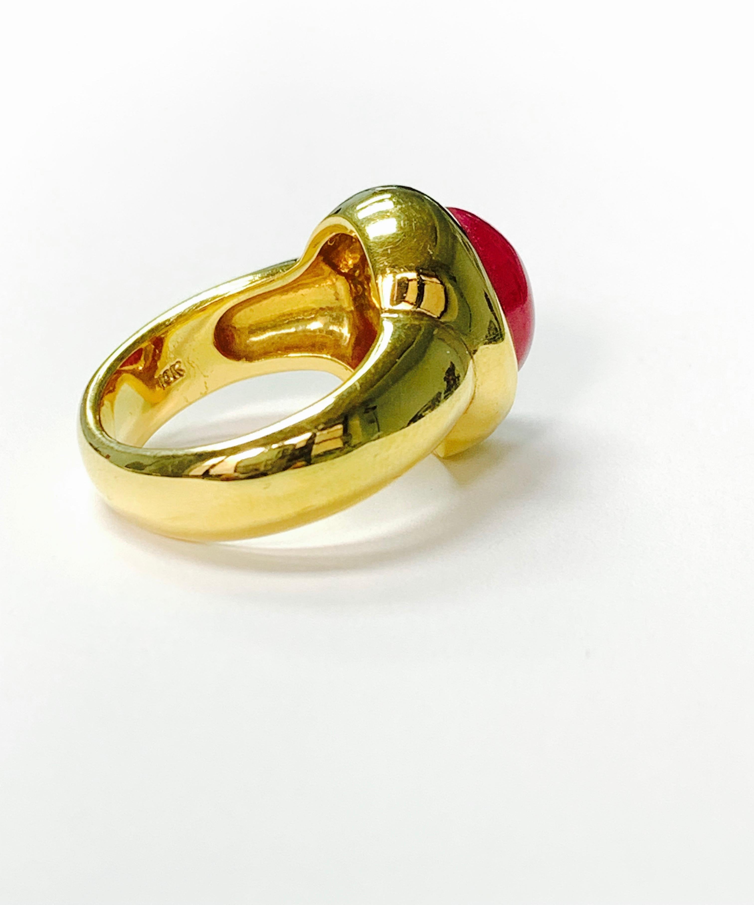 Verlobungsring aus 18 Karat Gelbgold mit Rubellit und Cabochon im Angebot 3