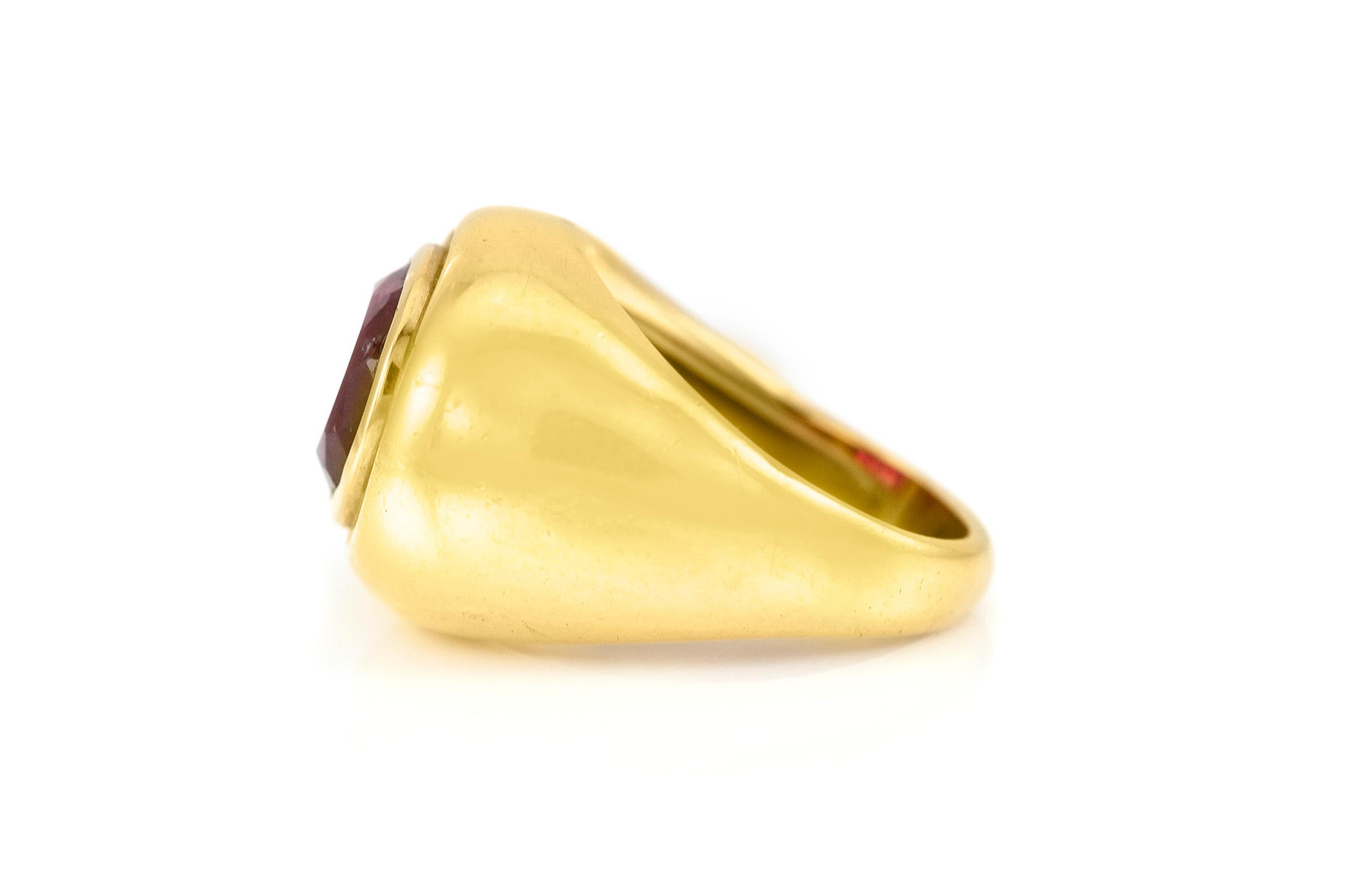 Cocktail ring finely crafted in 18 k gold with a rubellite. Circa 1960.