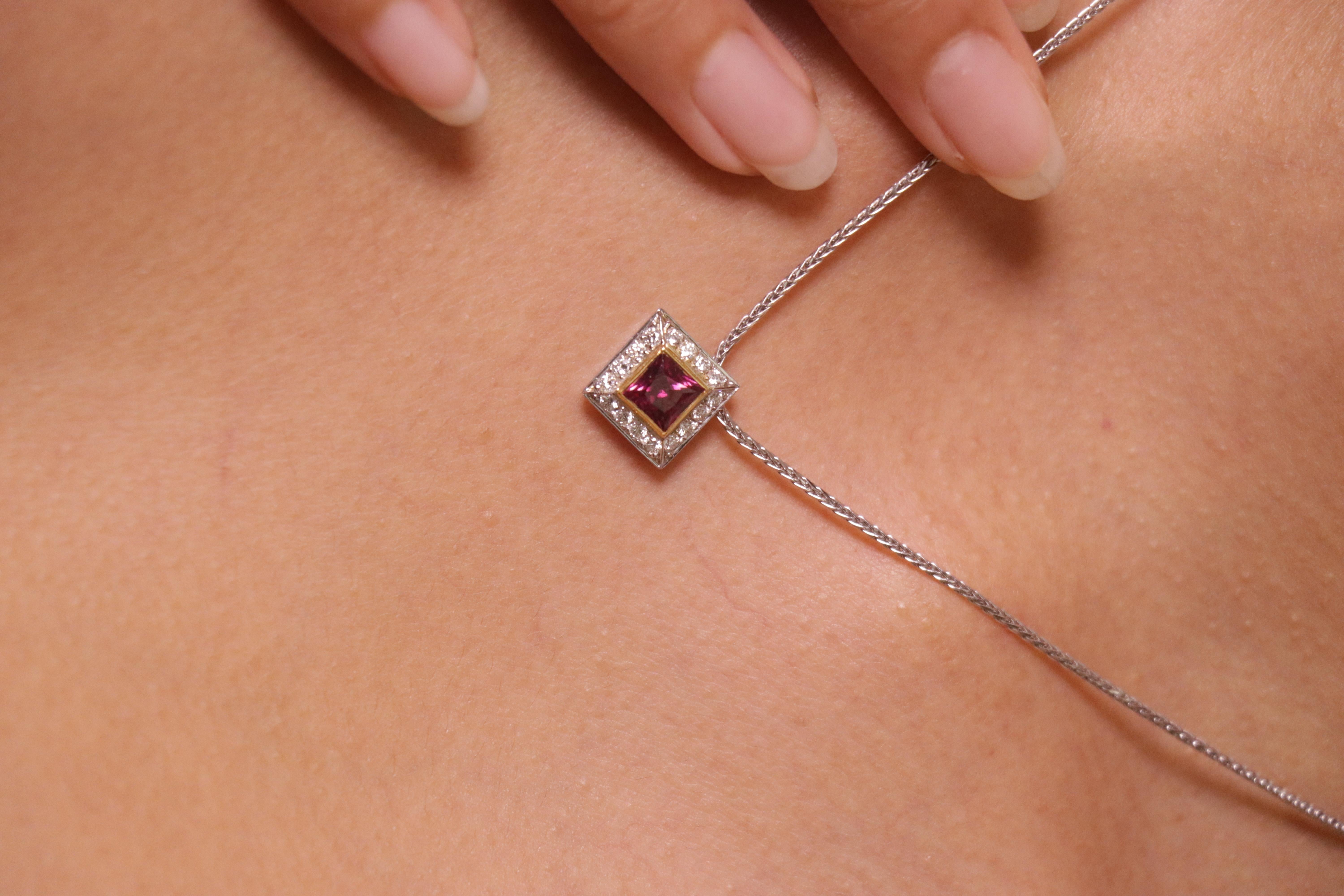 Rubellite Cts 0.7 Diamond Pendant with Chain en venta 3
