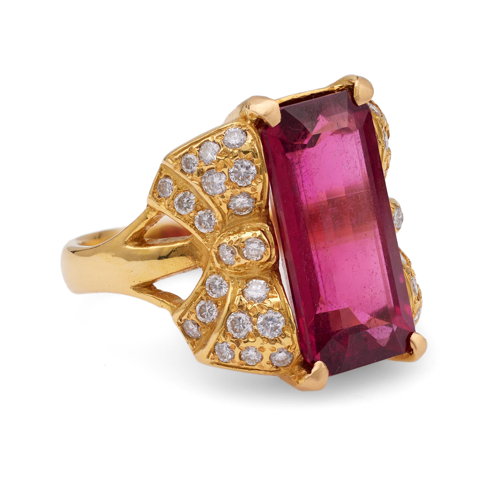 Rubellite Diamond 18k Yellow Gold Ring In Excellent Condition For Sale In Beverly Hills, CA