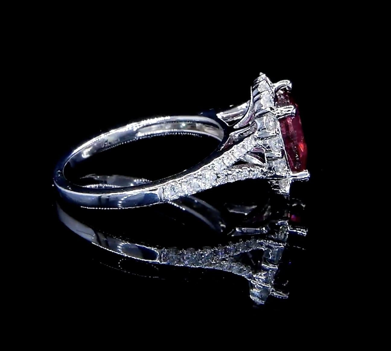 Anillo de cóctel con halo de diamantes rubelita 2,69 quilates Contemporáneo en venta