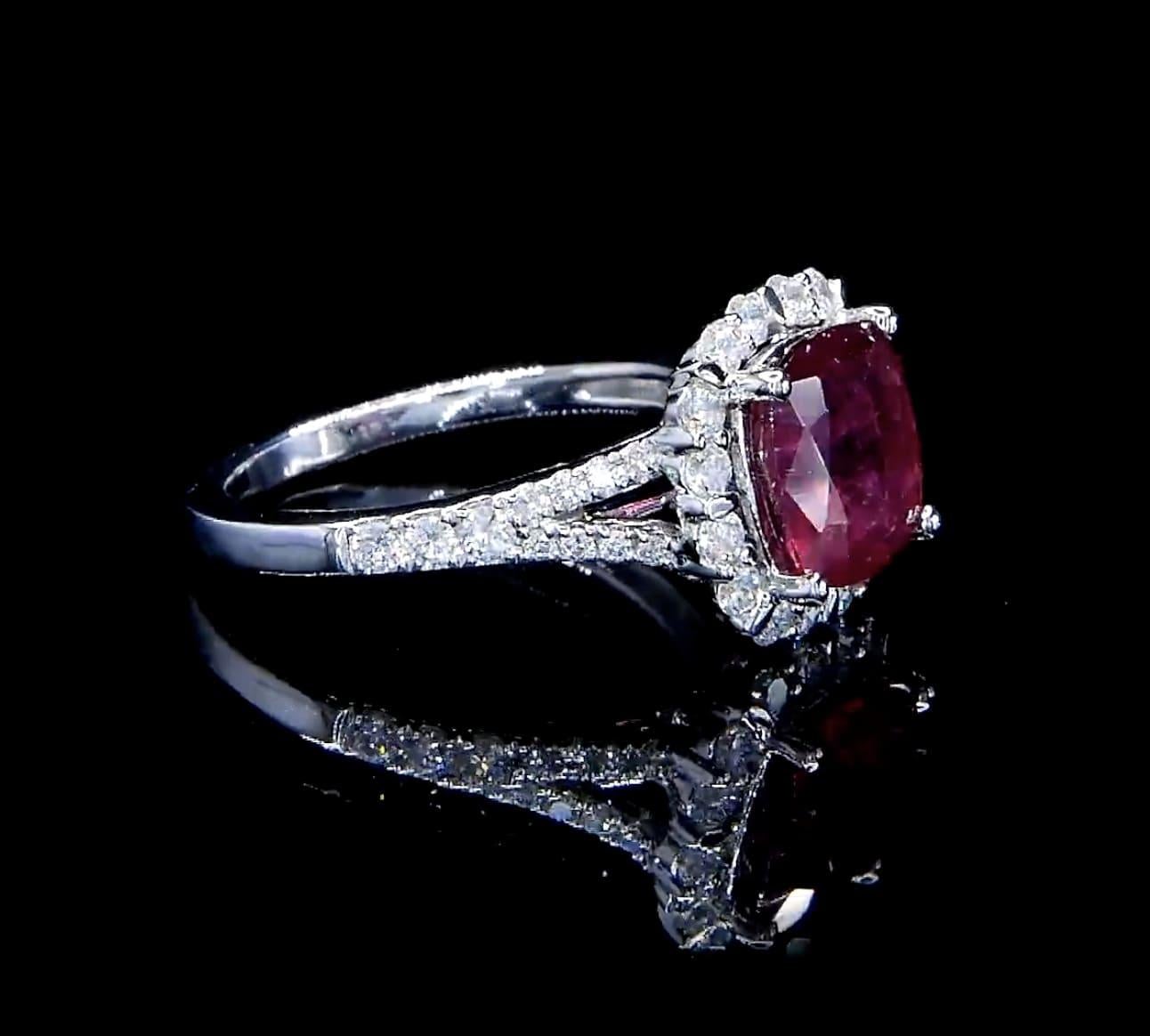 Anillo de cóctel con halo de diamantes rubelita 2,69 quilates Corte cojín en venta