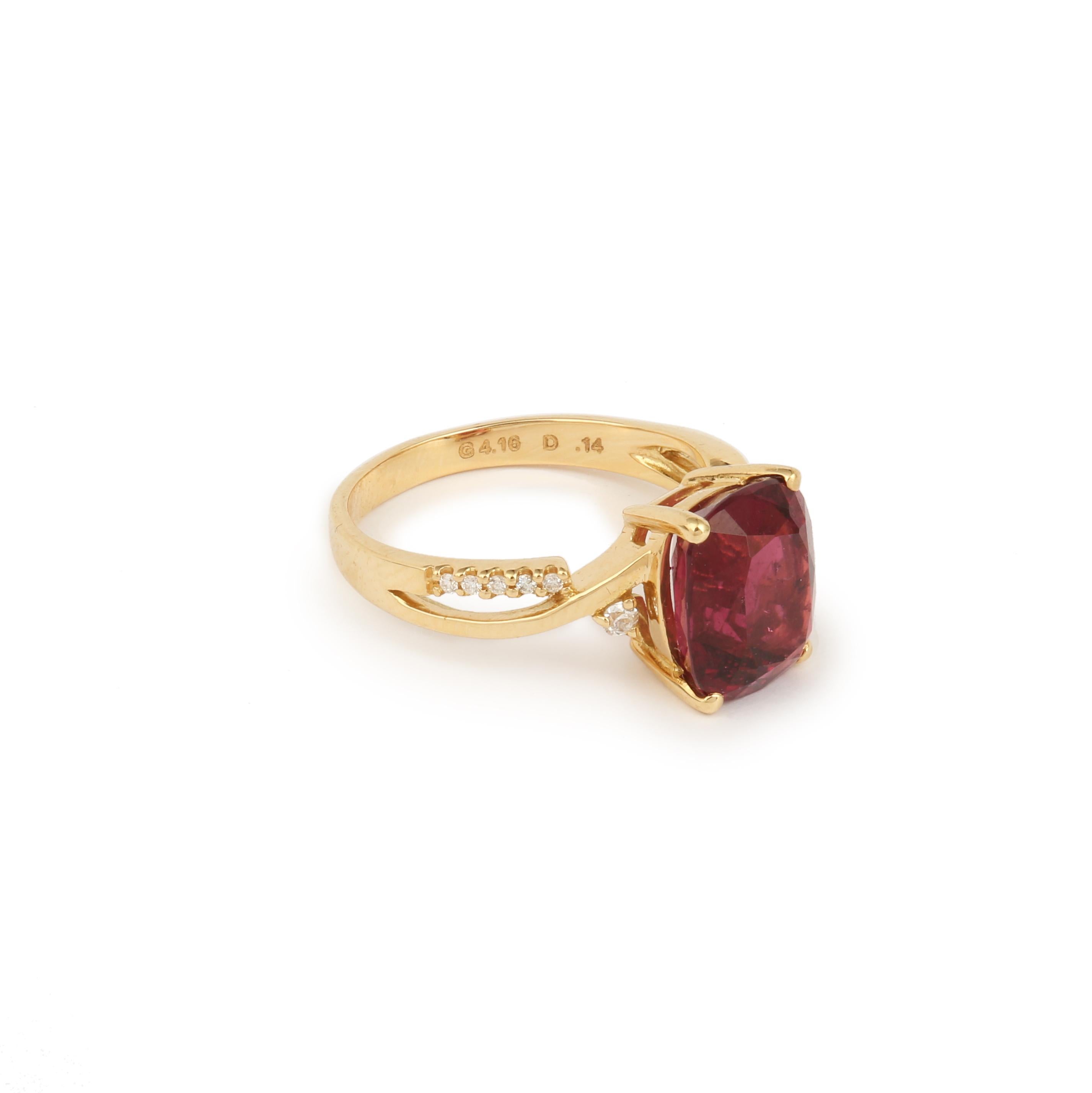 Lovely yellow gold ring paved with diamonds and set with a cushion-cut rubellite in its center.

Ideal for an engagement!

Rubellite estimated weight: 4.16 carats

Total estimated diamond weight: 0.14 carats

Dimensions : 20.05 x 10.39 x 7.35 mm