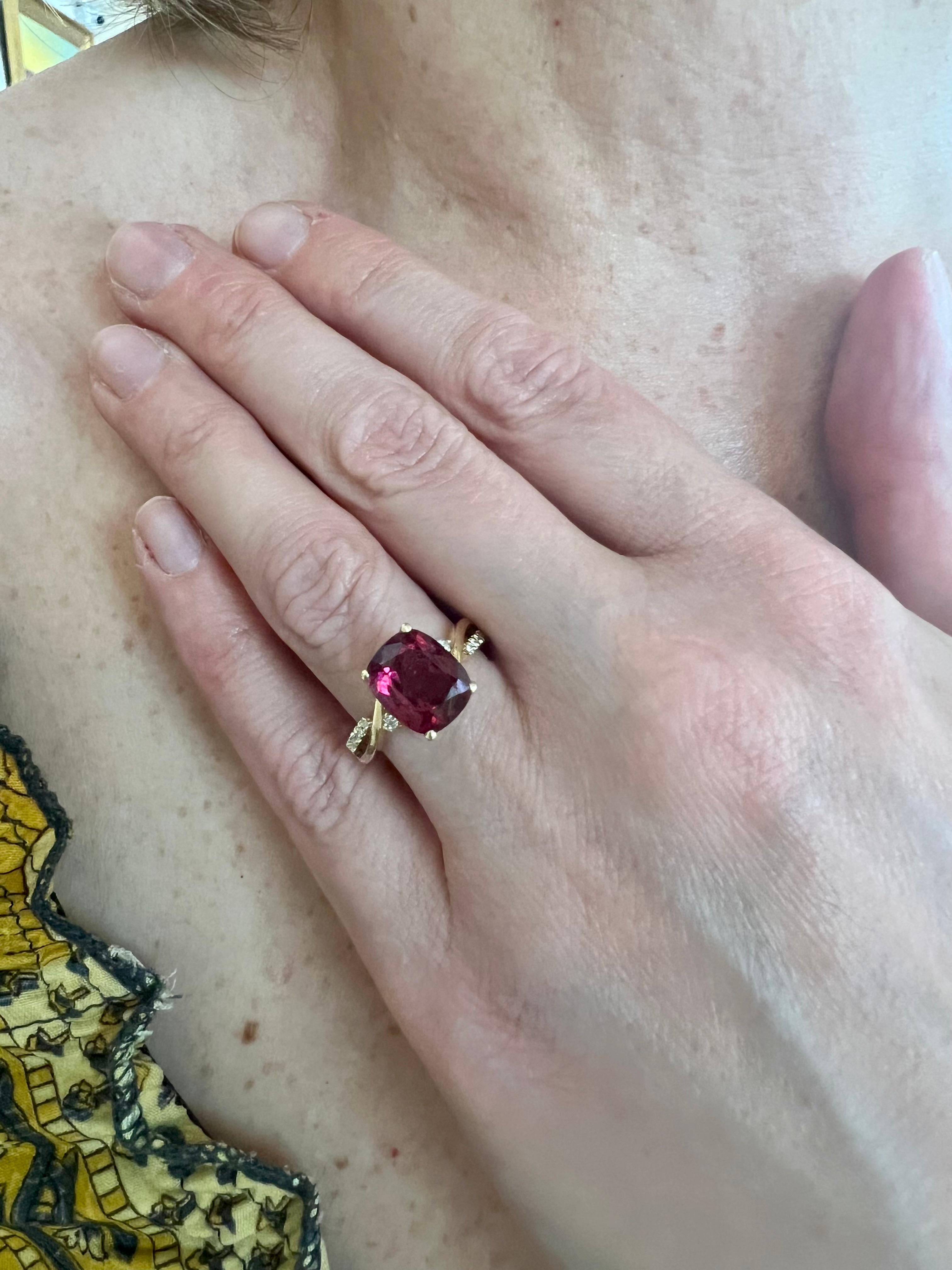 Contemporary Rubellite Diamonds 18 Carat Yellow Gold Ring For Sale