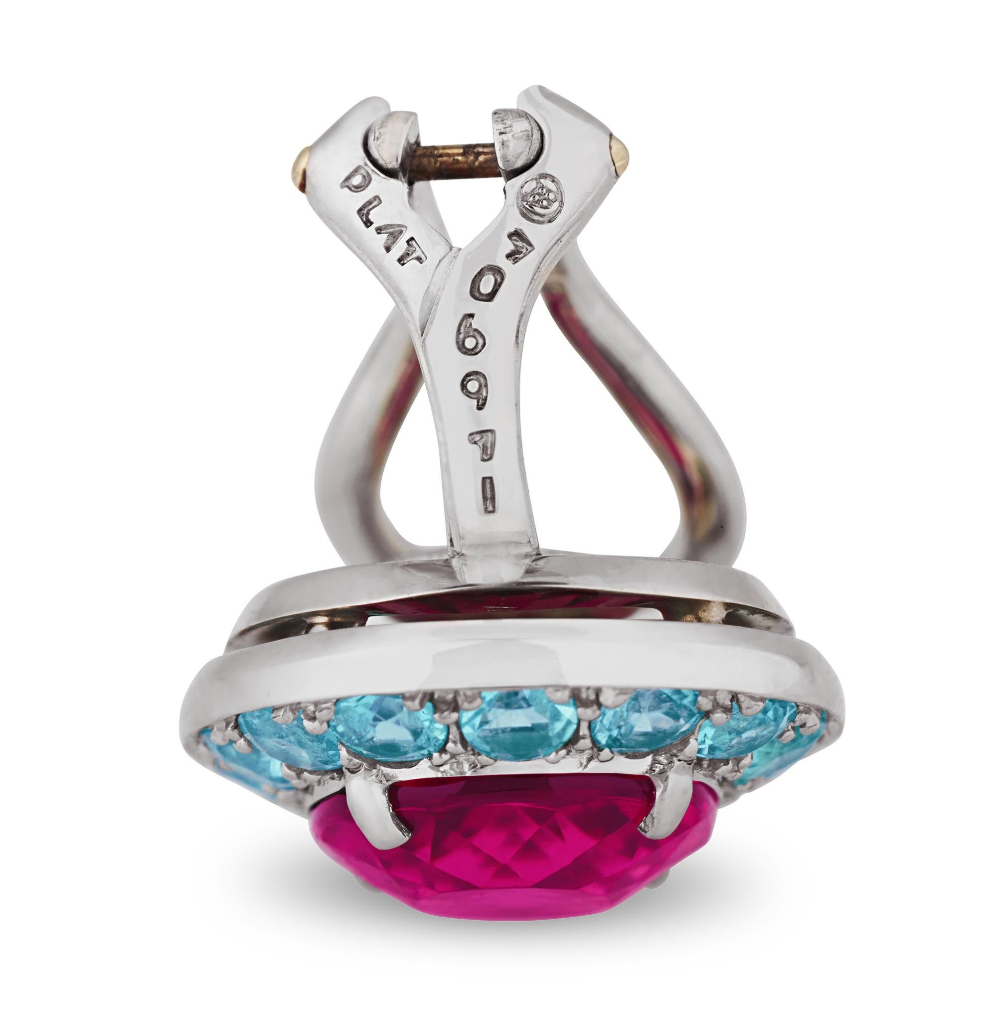 Dieses Paar Ohrringe des angesehenen Juweliers Oscar Heyman ist ein lebhaftes Fest der Farben und des Glanzes. Schillernde rosa-violette Rubellit-Edelsteine stehen leuchtenden aquamarinfarbenen Paraiba-Turmalinen gegenüber. Die atemberaubenden