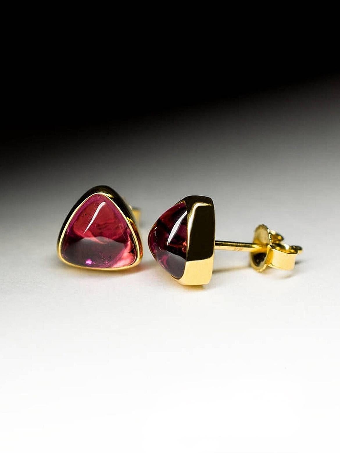 Rubellite Gold Stud Earrings Hot Pink Tourmaline Triangle Cabochon Unisex In New Condition For Sale In Berlin, DE