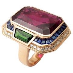 Anillo de oro rosa de 18 quilates con rubelita, turmalina verde, diamante marrón y zafiro azul