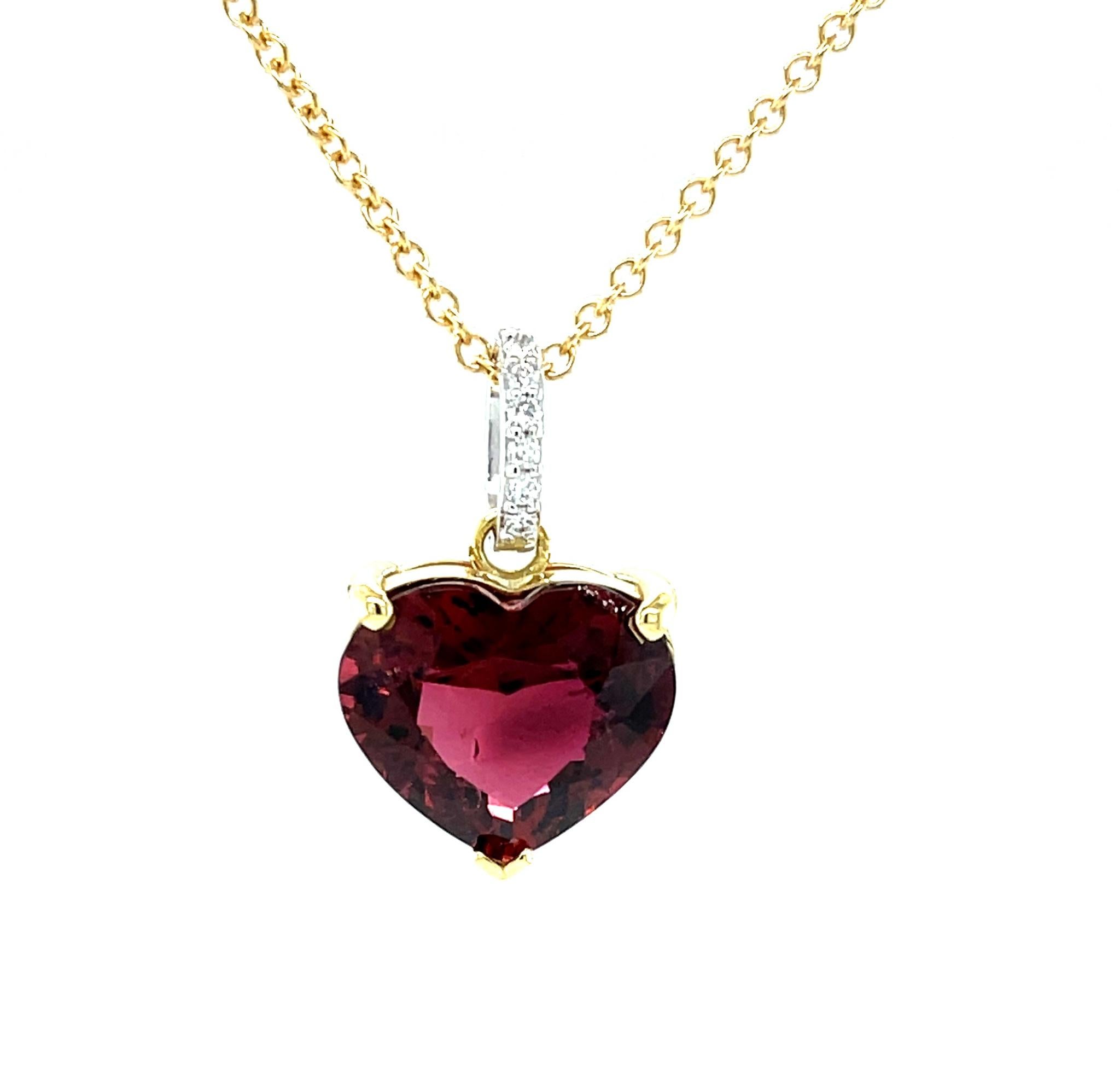 Pendentif en tourmaline rouge rubellite en forme de cœur de 9,28 carats avec clou serti de diamants en vente 2