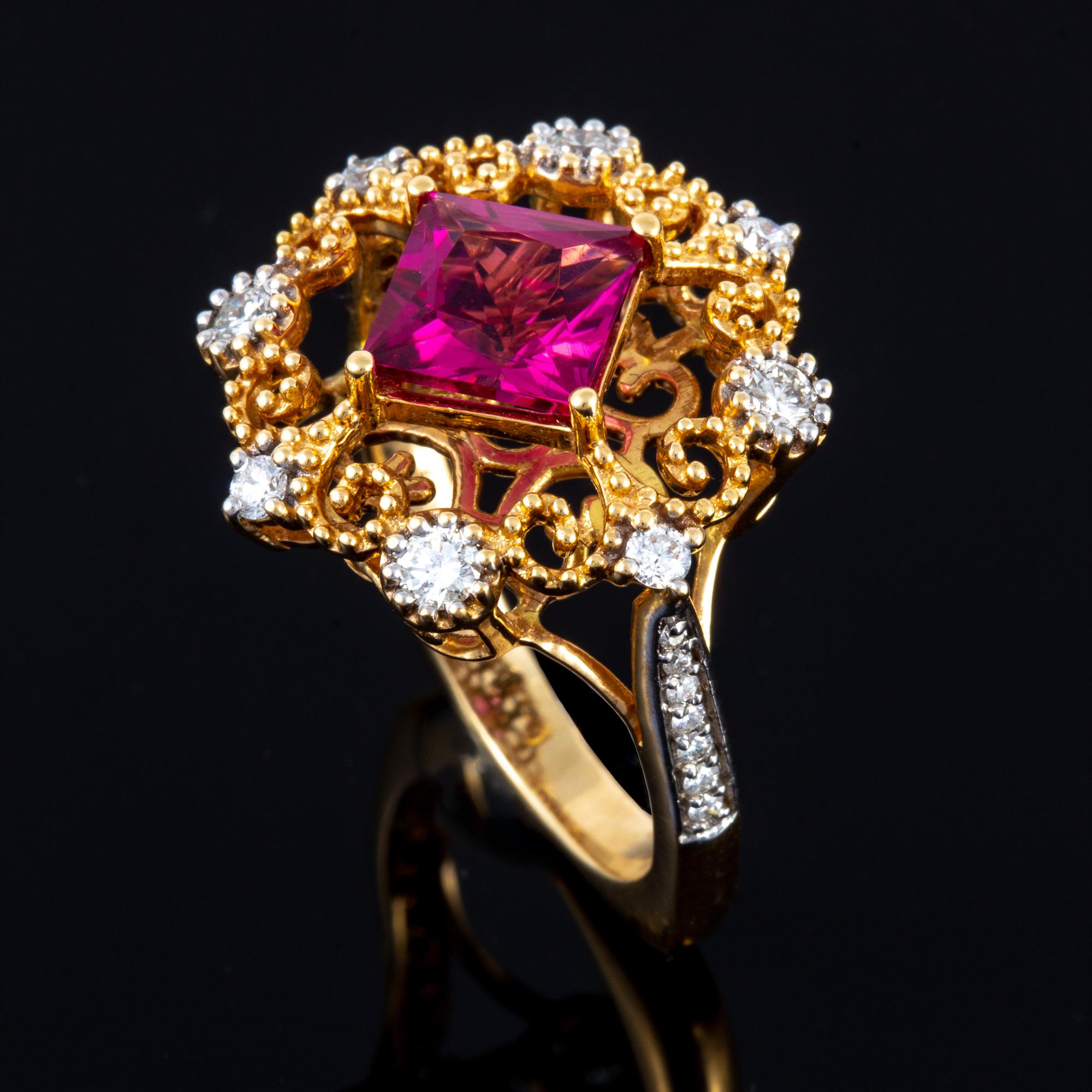 Rubellite Tourmaline and Diamond Ring set in 18 kt Gold In Excellent Condition For Sale In Houston, TX