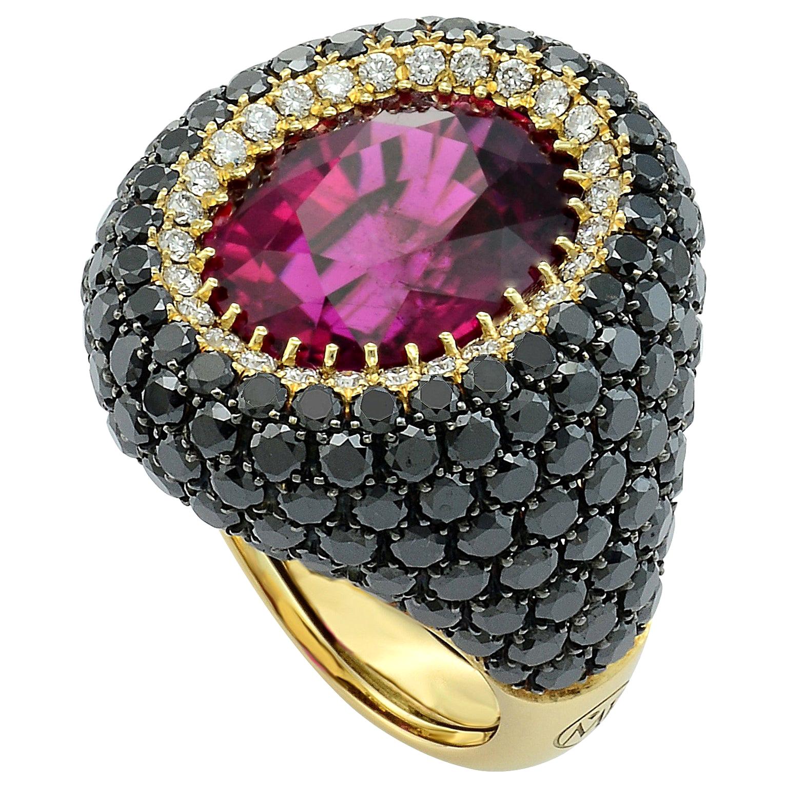 Anello con tormalina rubellite, diamanti neri e diamanti bianchi, oro giallo 18 carati