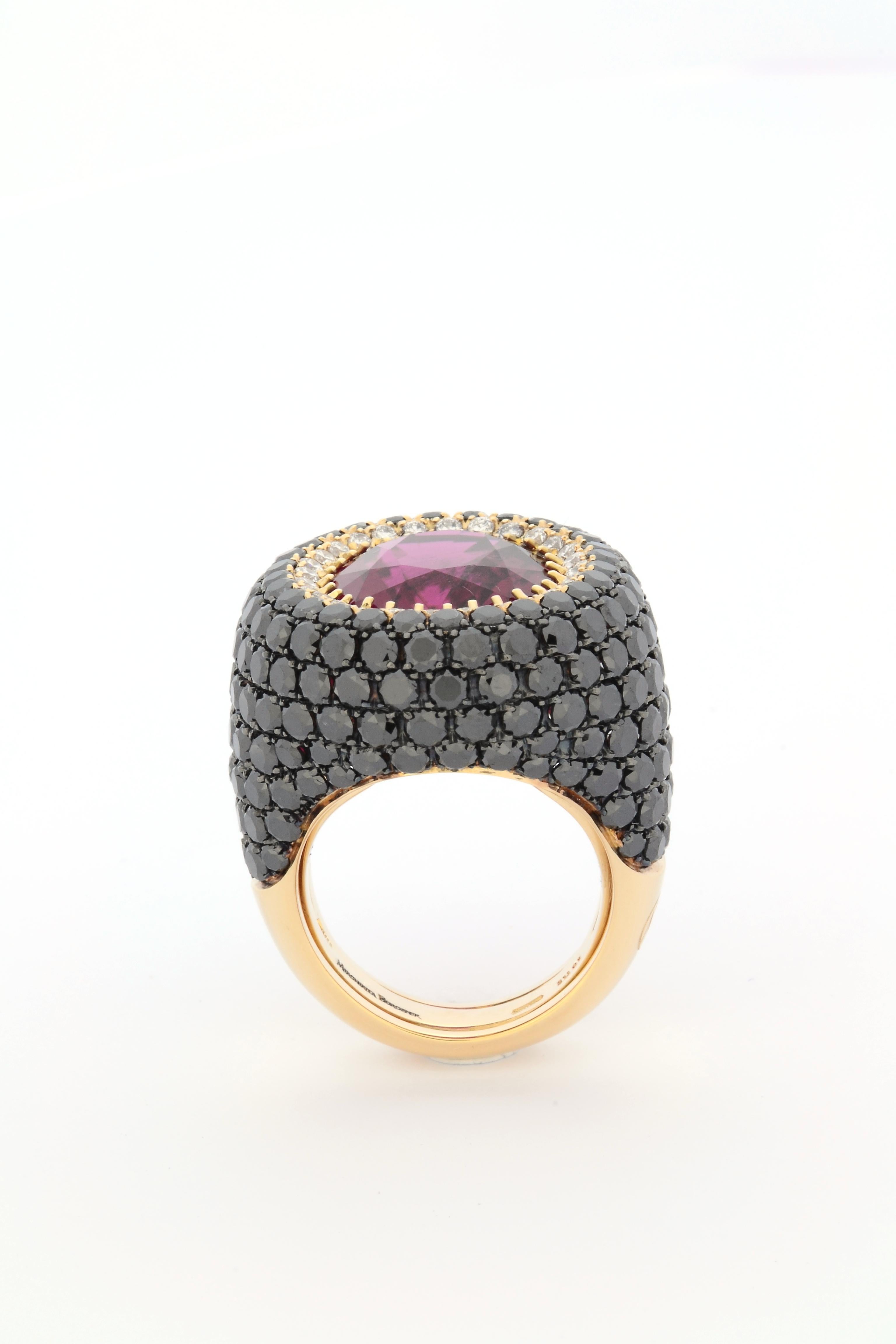 Impressionnante bague de cocktail, de la plus haute qualité artisanale, réalisée à la main dans l'atelier familial de Margherita Burgener.
La bague est centrée sur une tourmaline rubellite ovale, tout autour d'une ligne de diamants incolores