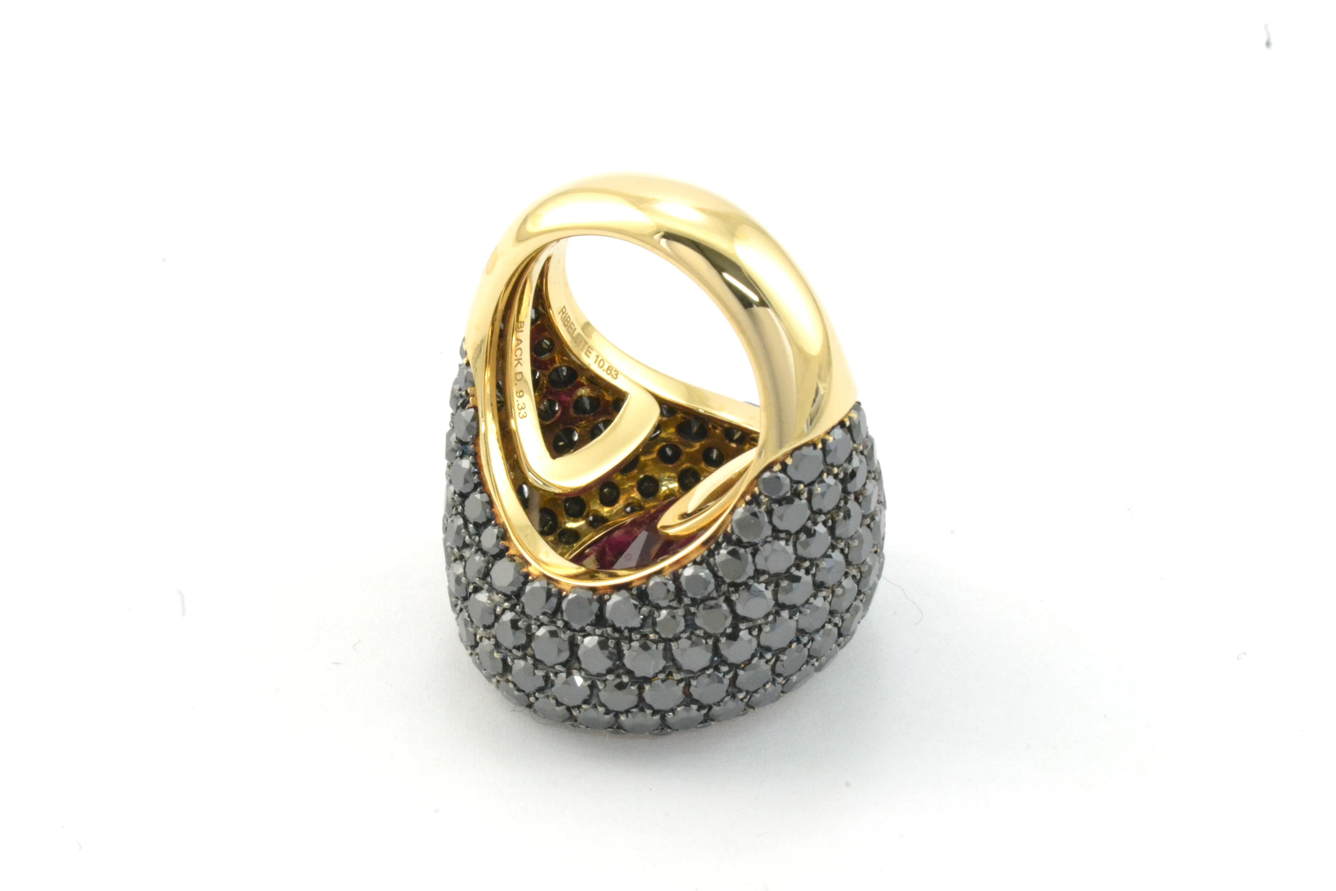Contemporain Bague en or jaune 18 carats, tourmaline rubellite, diamants noirs et diamants blancs en vente