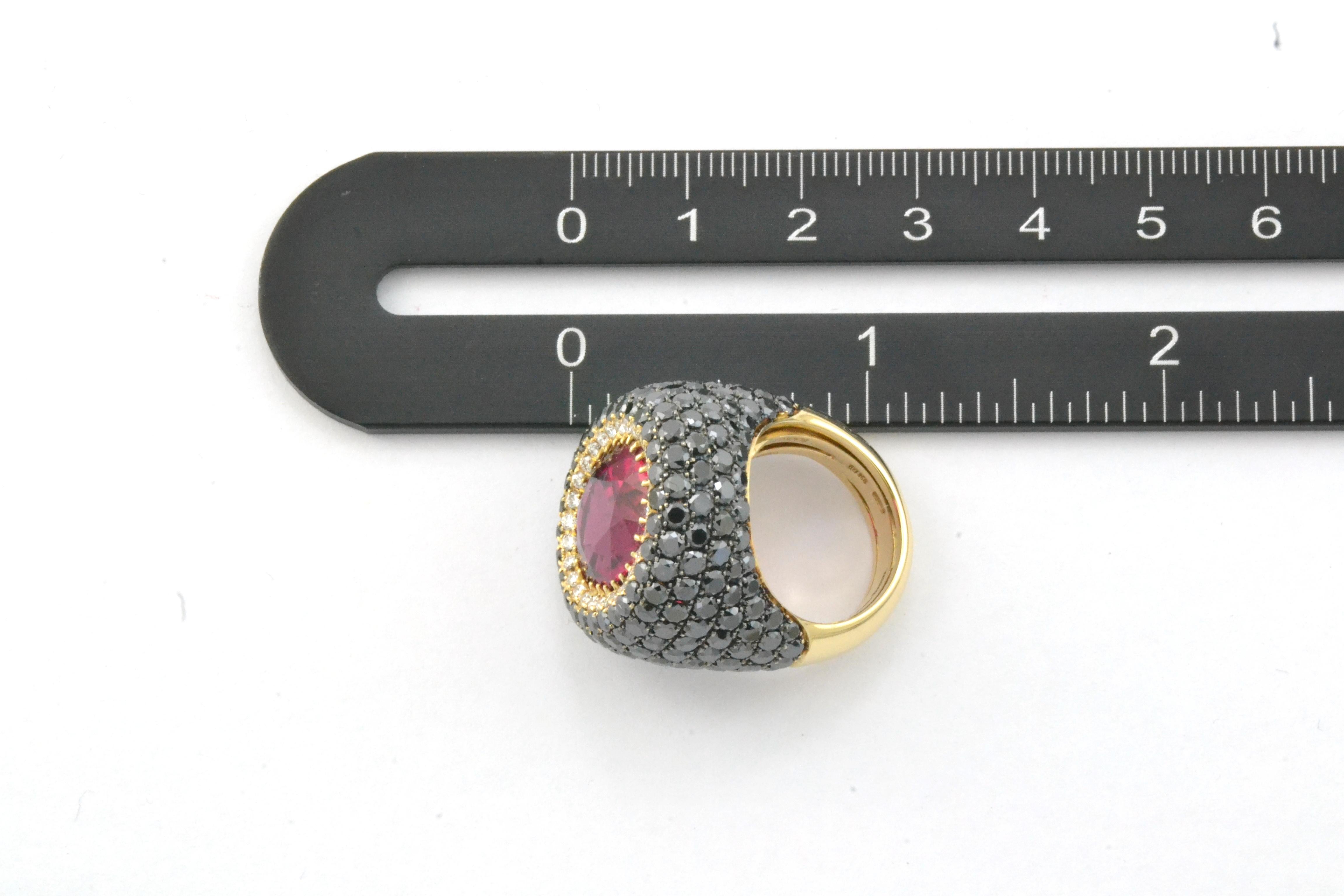 Taille ronde Bague en or jaune 18 carats, tourmaline rubellite, diamants noirs et diamants blancs en vente