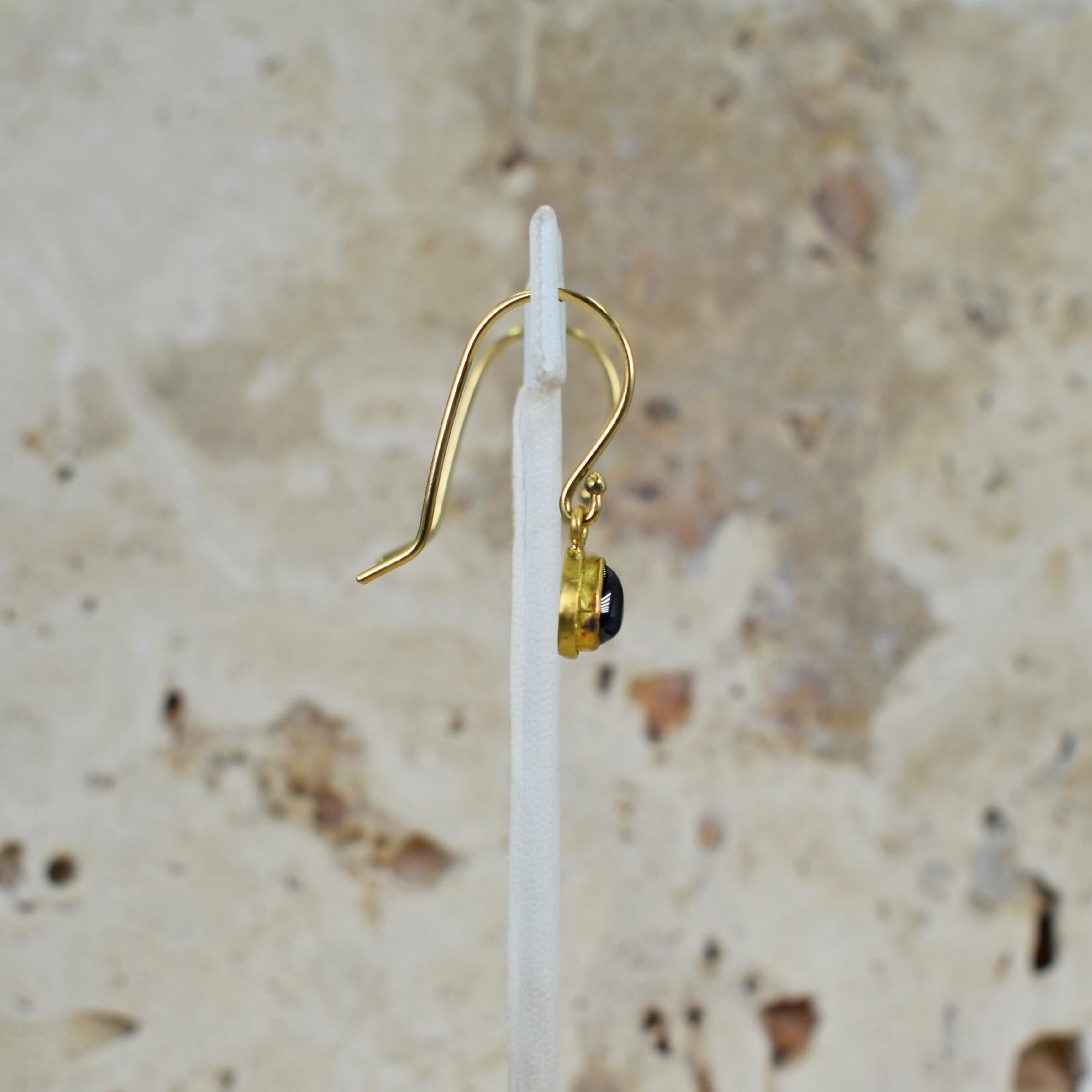 Rubellit Turmalin Cabochon 22k Gold Lünette Tropfenohrringe mit Tropfen (Zeitgenössisch)