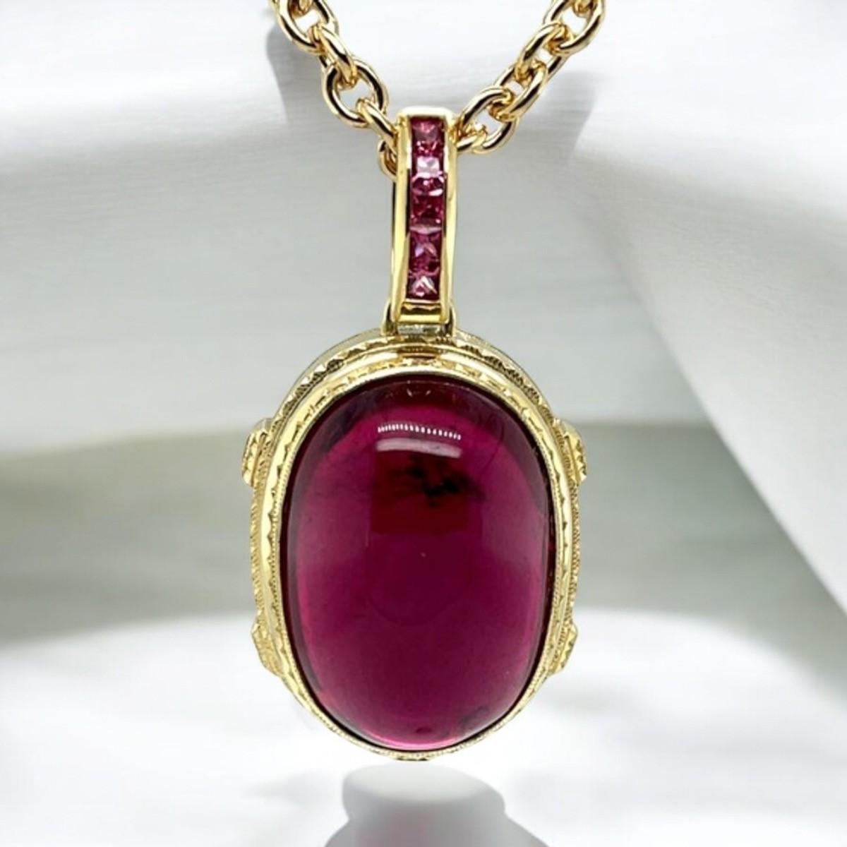 Ciondolo con tormalina rubellite e spinello rosa in oro giallo, 81 carati in vendita 2