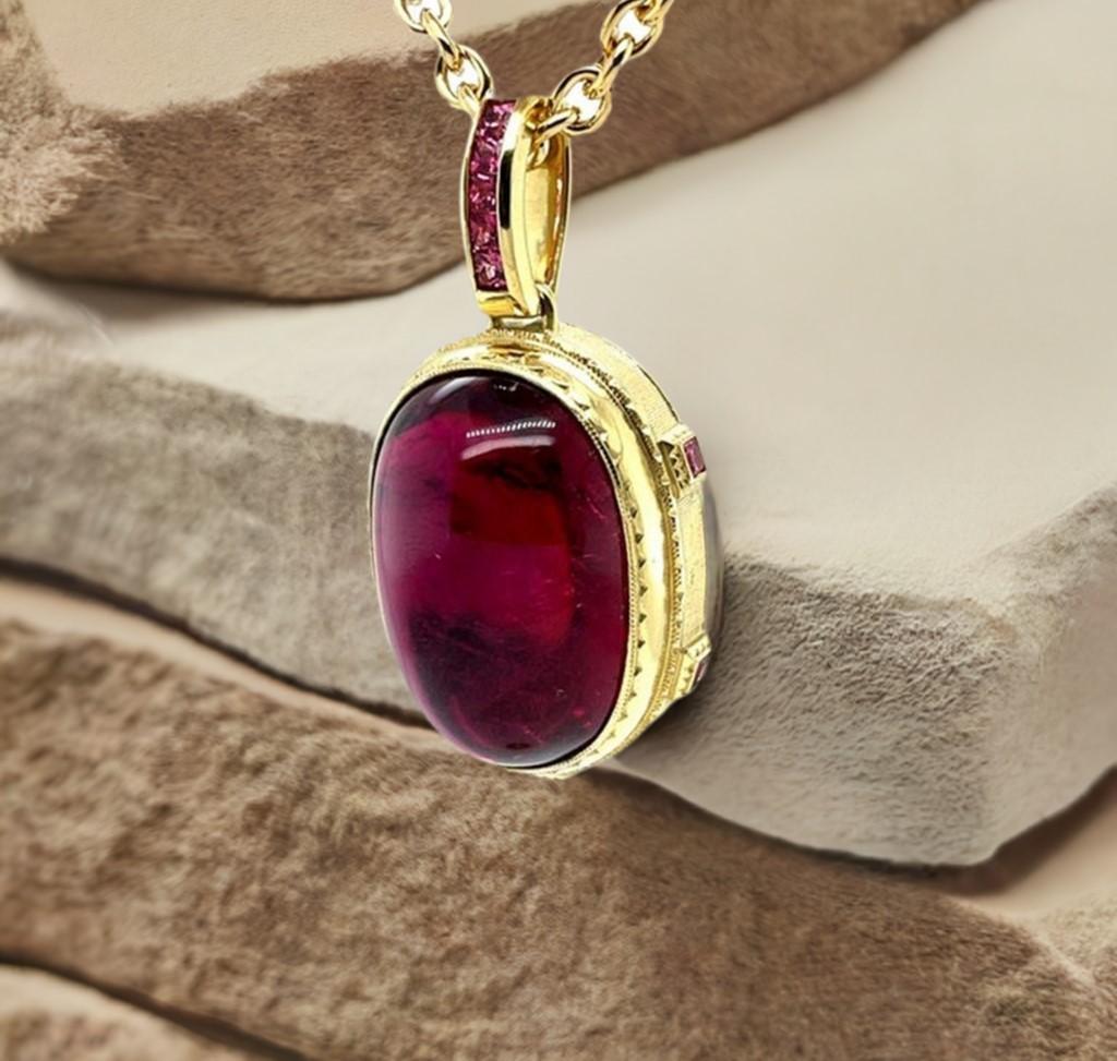 Ciondolo con tormalina rubellite e spinello rosa in oro giallo, 81 carati in vendita 3