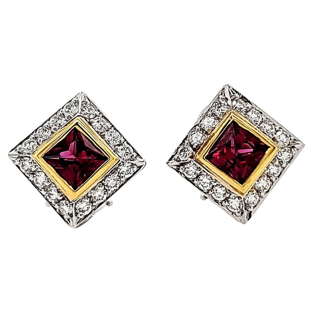 La magie de l'amour et de la passion se dévoile à travers l'allure enchanteresse de deux tourmalines Rubellite de taille princesse, pesant 1,40 carat. 

Ces gemmes de forme carrée, bercées dans une danse d'or blanc 18k et d'or jaune 22k, rayonnent