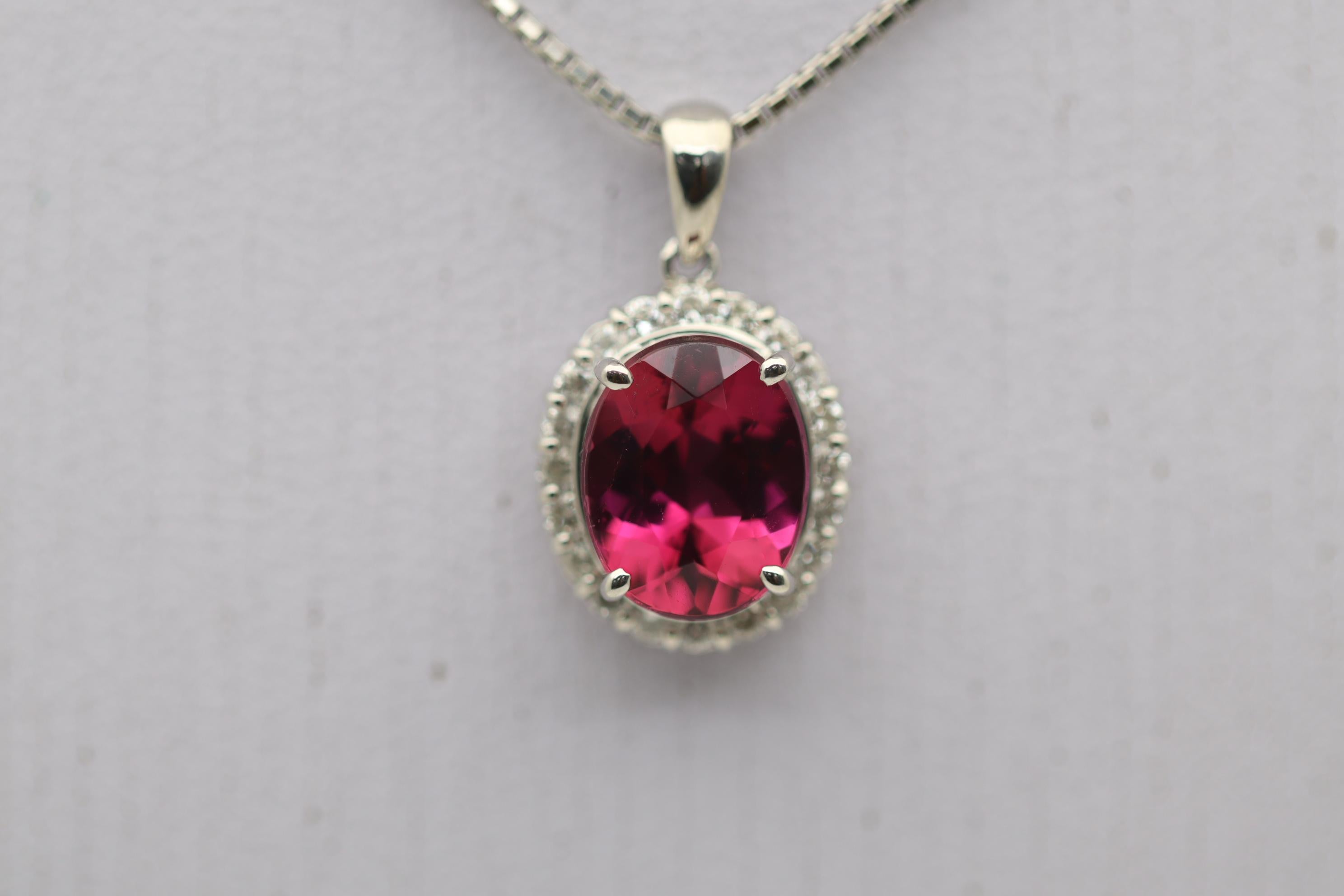 Taglio ovale Ciondolo in platino con diamante e tormalina rubellite in vendita