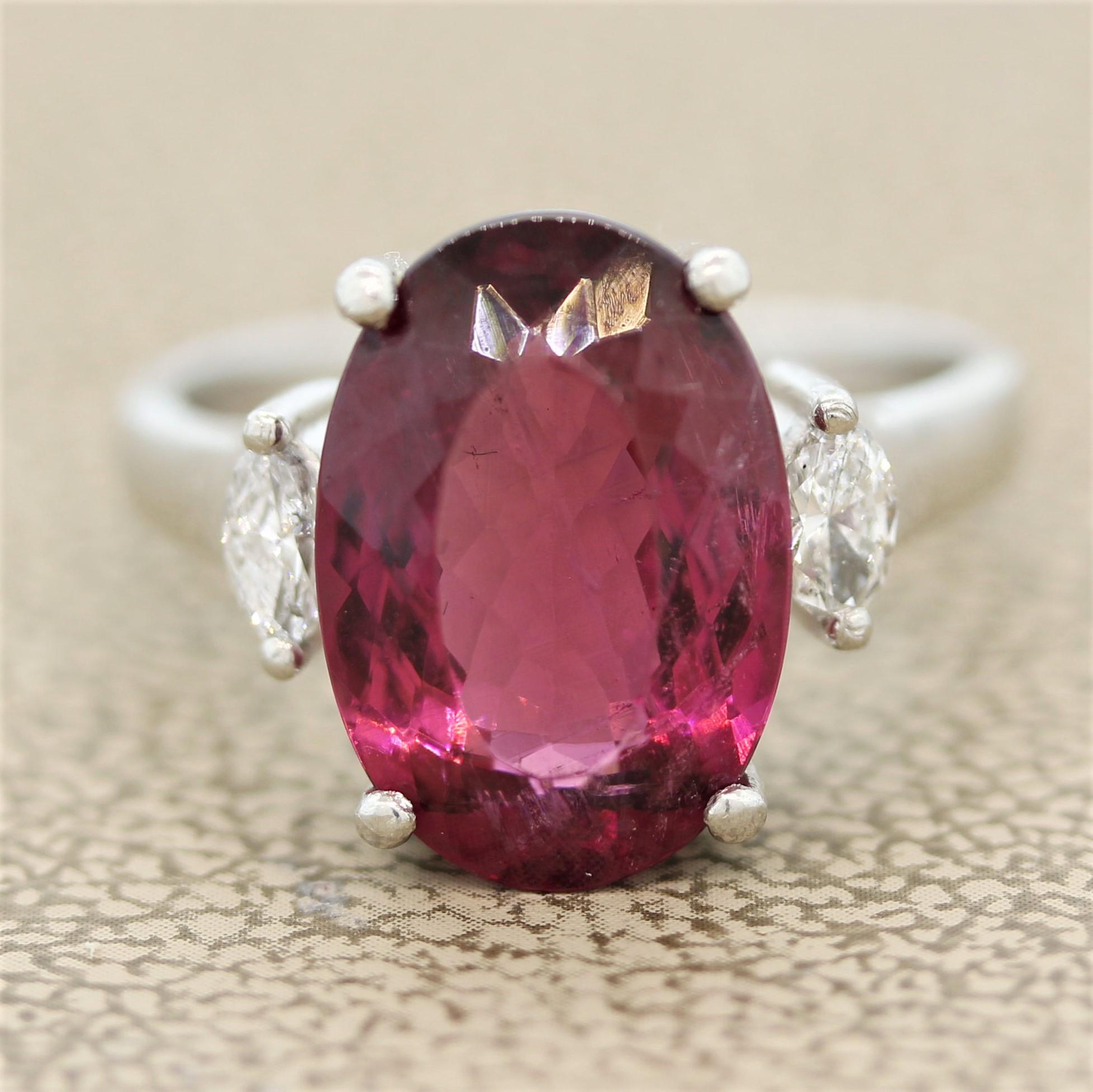 Una bella tormalina rubellite rossa è al centro della scena. Pesa 5,66 carati ed è tagliato a forma ovale con grande brillantezza e ritorno di luce. È impreziosito da 2 diamanti a forma di marquise incastonati ai lati per un totale di 0,20 carati.