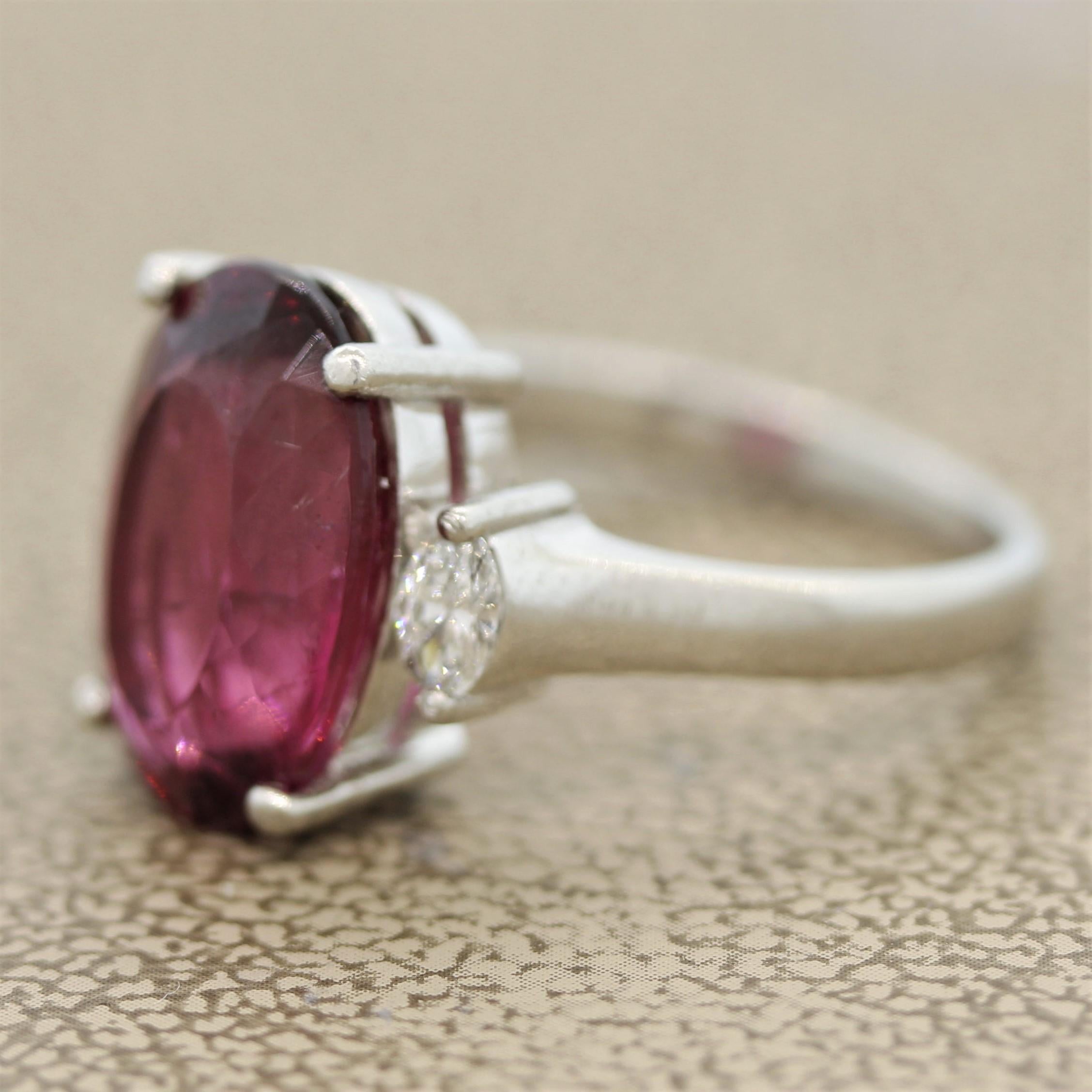 Taglio ovale Anello in platino con tormalina rubellite e diamante in vendita