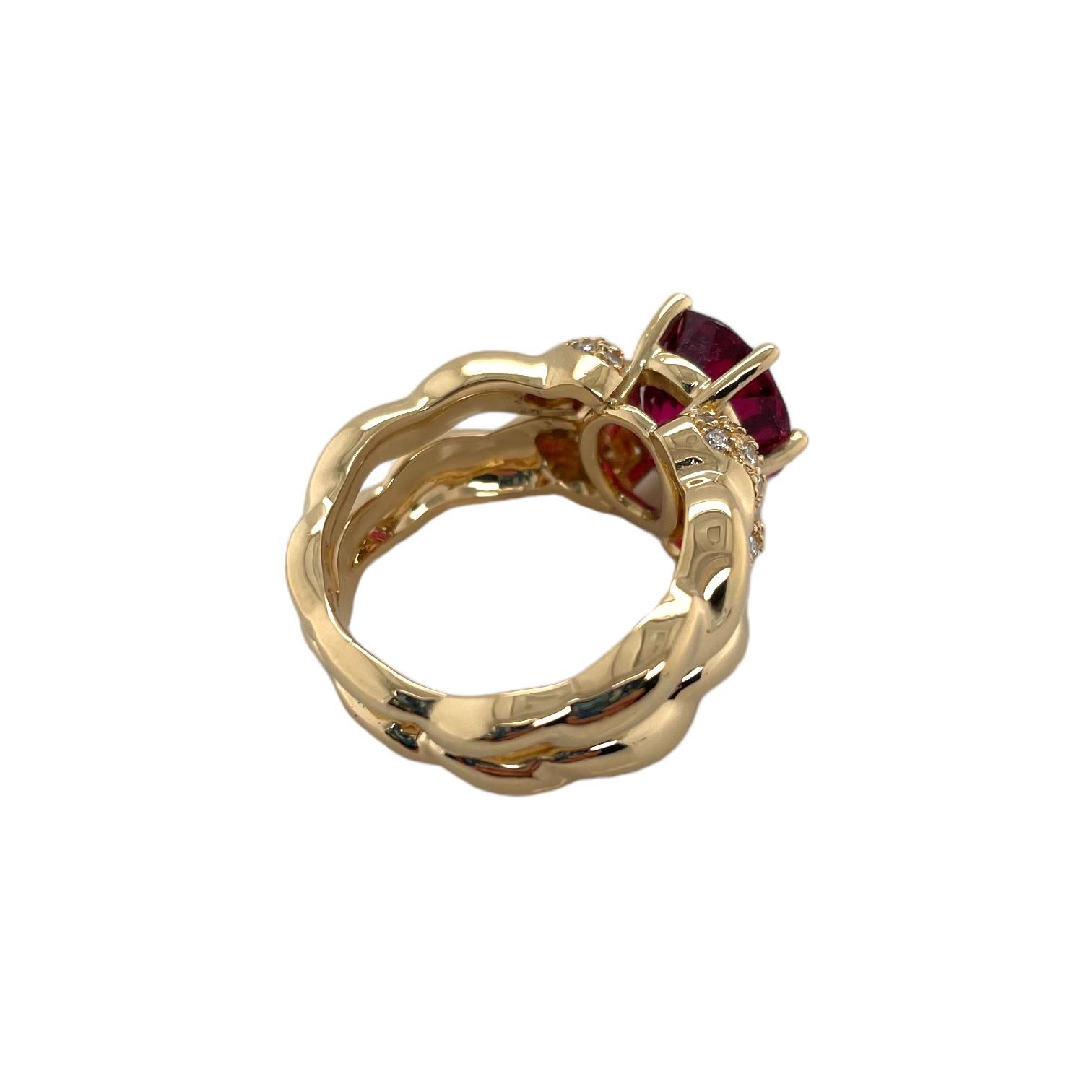 Rubellit Turmalin & Diamant Ring in 18K Gelbgold (Romantik) im Angebot