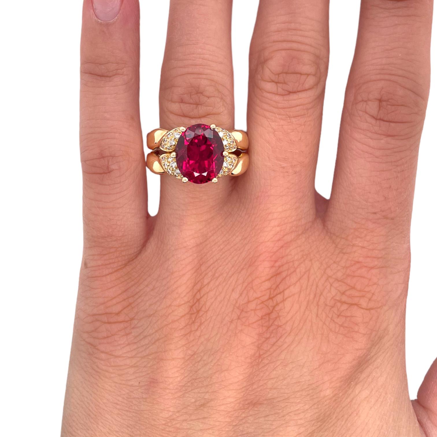 Rubellit Turmalin & Diamant Ring in 18K Gelbgold (Ovalschliff) im Angebot
