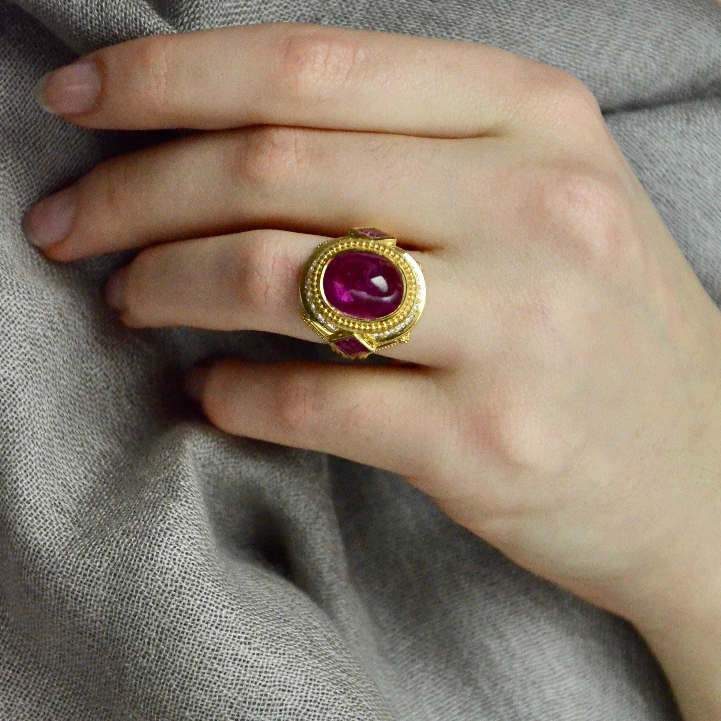 Anillo Cóctel Turmalina Rubelita, Diamante, Zafiro y Granulación 18 Kilates en venta 4