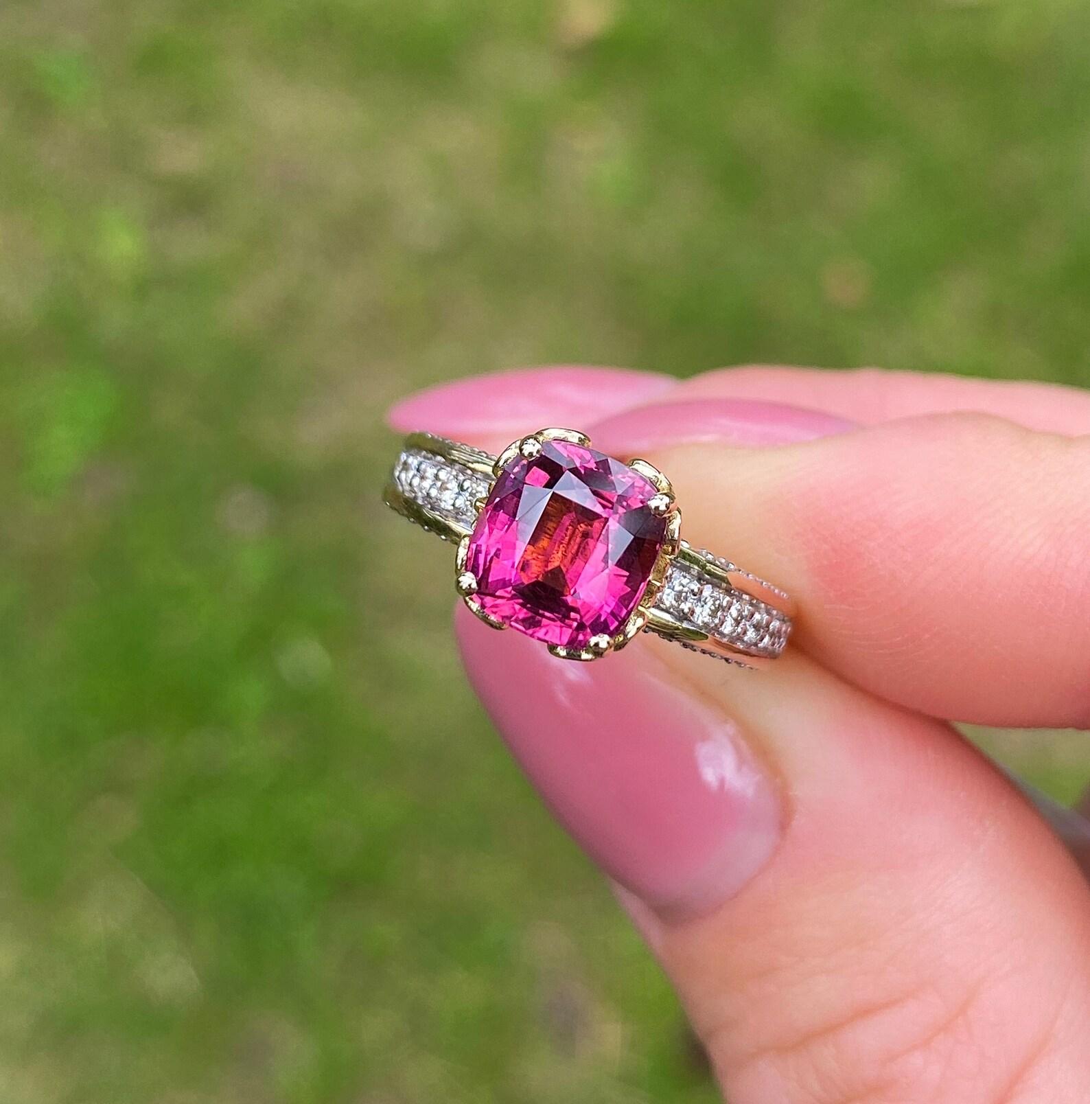 Rubellite naturelle d'Afghanistan et diamants pierre précieuse
Bague en or jaune 14 carats

Certificat de laboratoire complet pour la bague.
La tourmaline possède son propre certificat GFCO
Pierre principale : Tourmaline Rubellite
Création de la