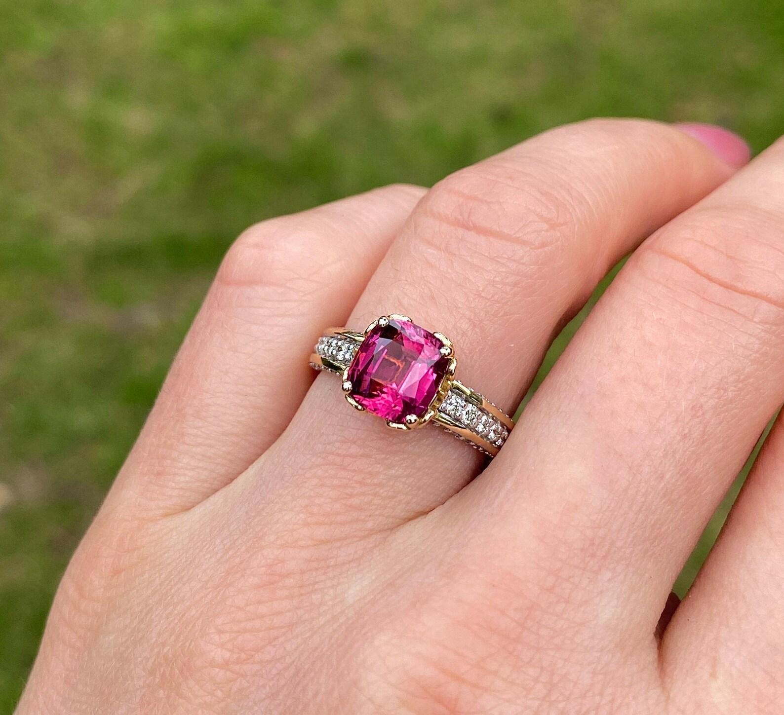Taille coussin Bague en or jaune 14 carats, tourmaline rubellite, diamants, pierres précieuses naturelles, 7 US en vente