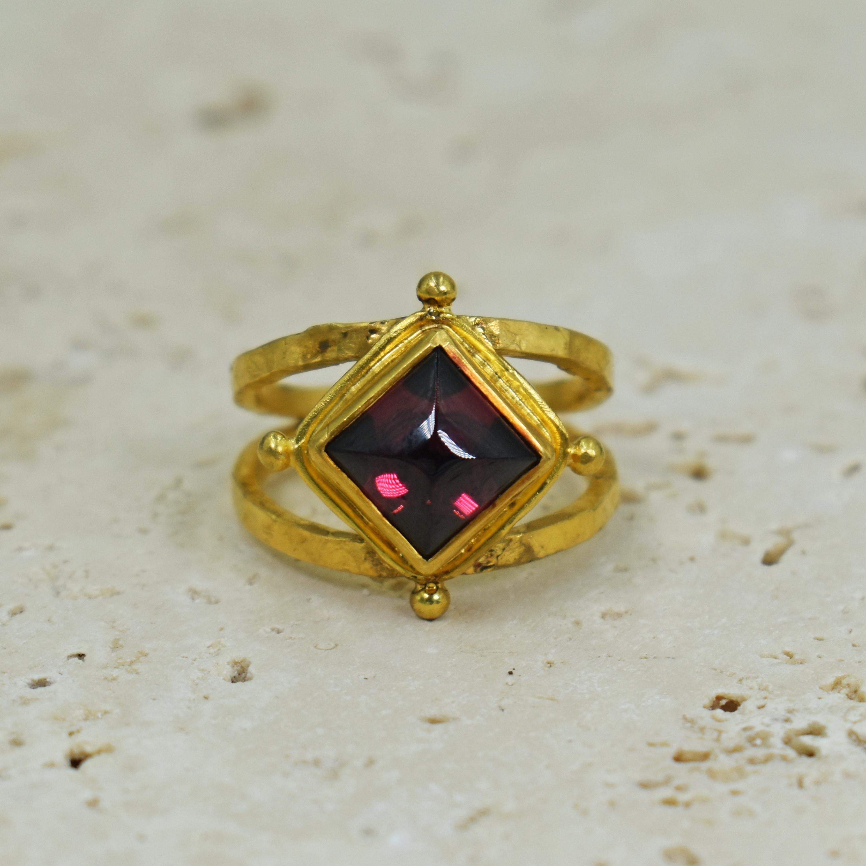Contemporary Rubellite Tourmaline Hammered 22 Karat Gold Cocktail Ring For Sale