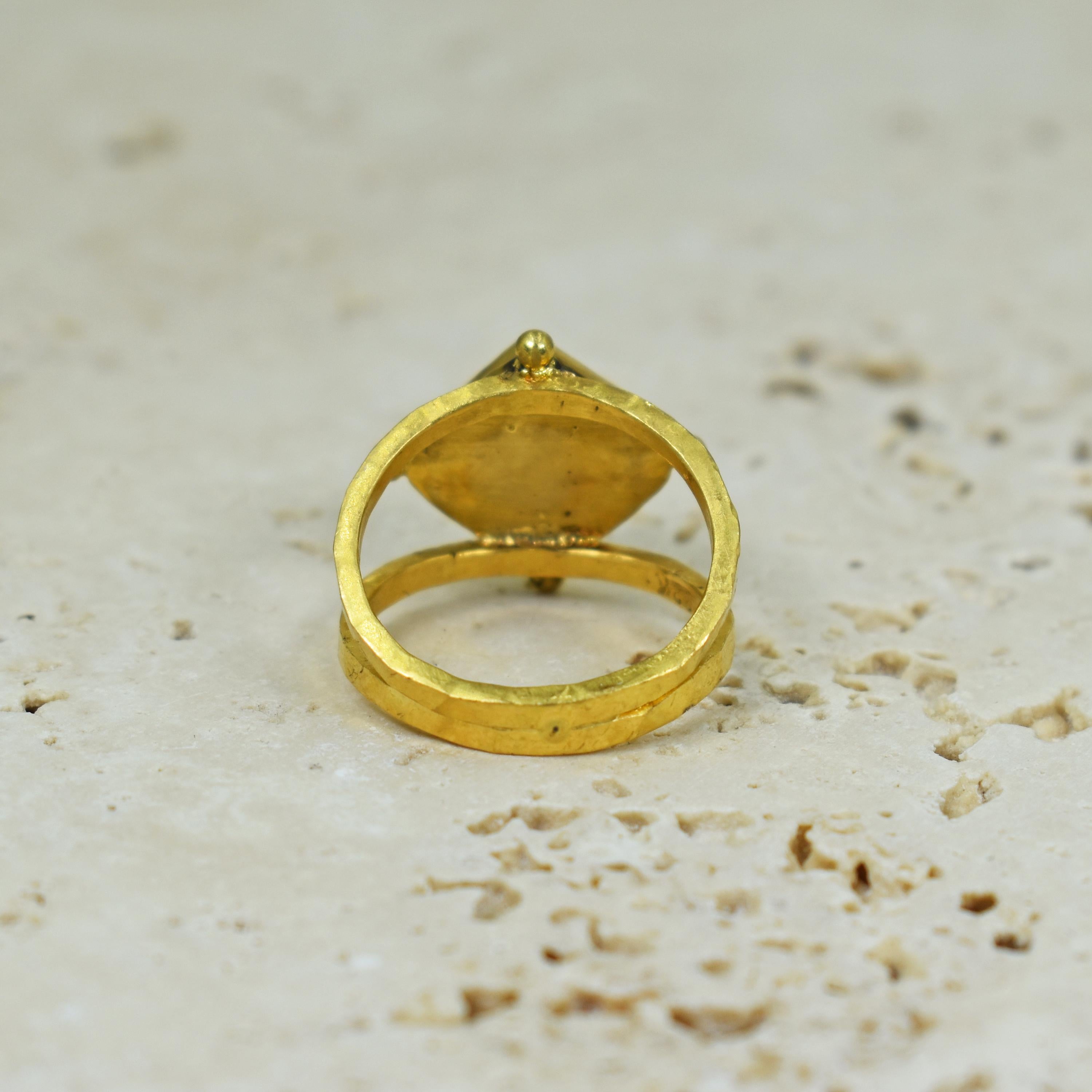 Rubellit Turmalin gehämmerter 22 Karat Gold Cocktail-Ring im Zustand „Neu“ im Angebot in Naples, FL