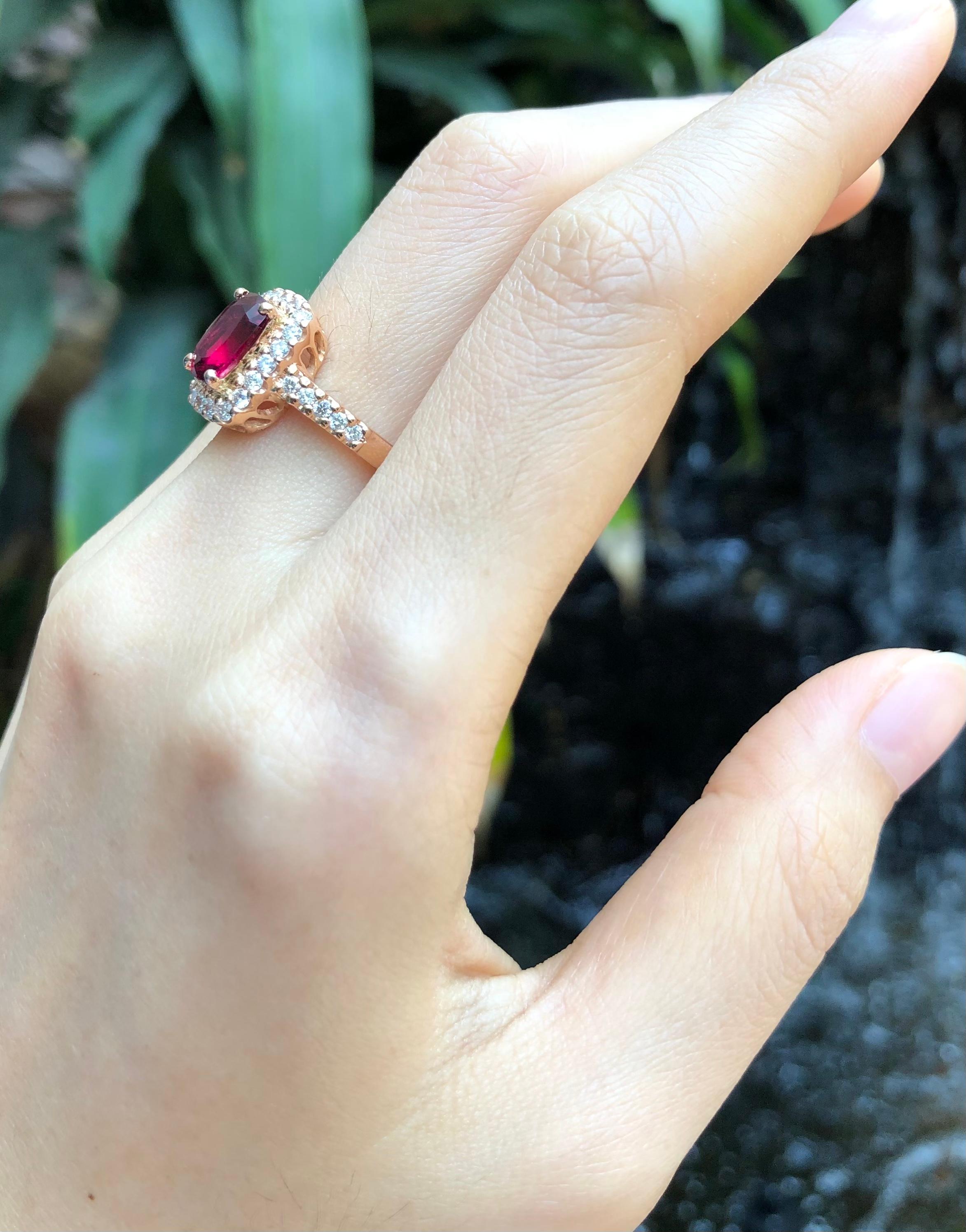 Ring aus 18 Karat Roségold mit Verzierungen und Diamanten besetzt (Kissenschliff) im Angebot