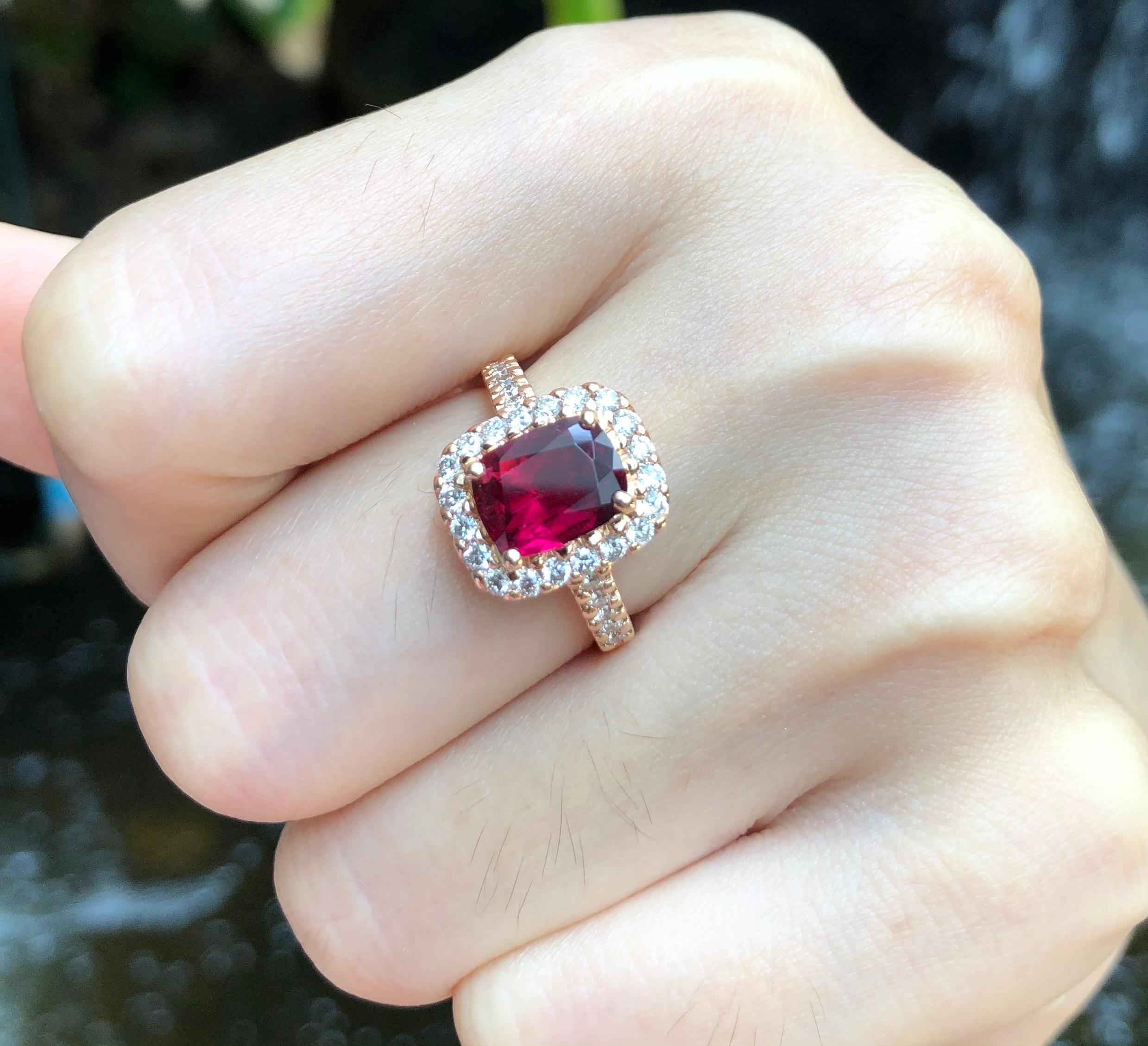 Ring aus 18 Karat Roségold mit Verzierungen und Diamanten besetzt im Zustand „Neu“ im Angebot in Bangkok, TH