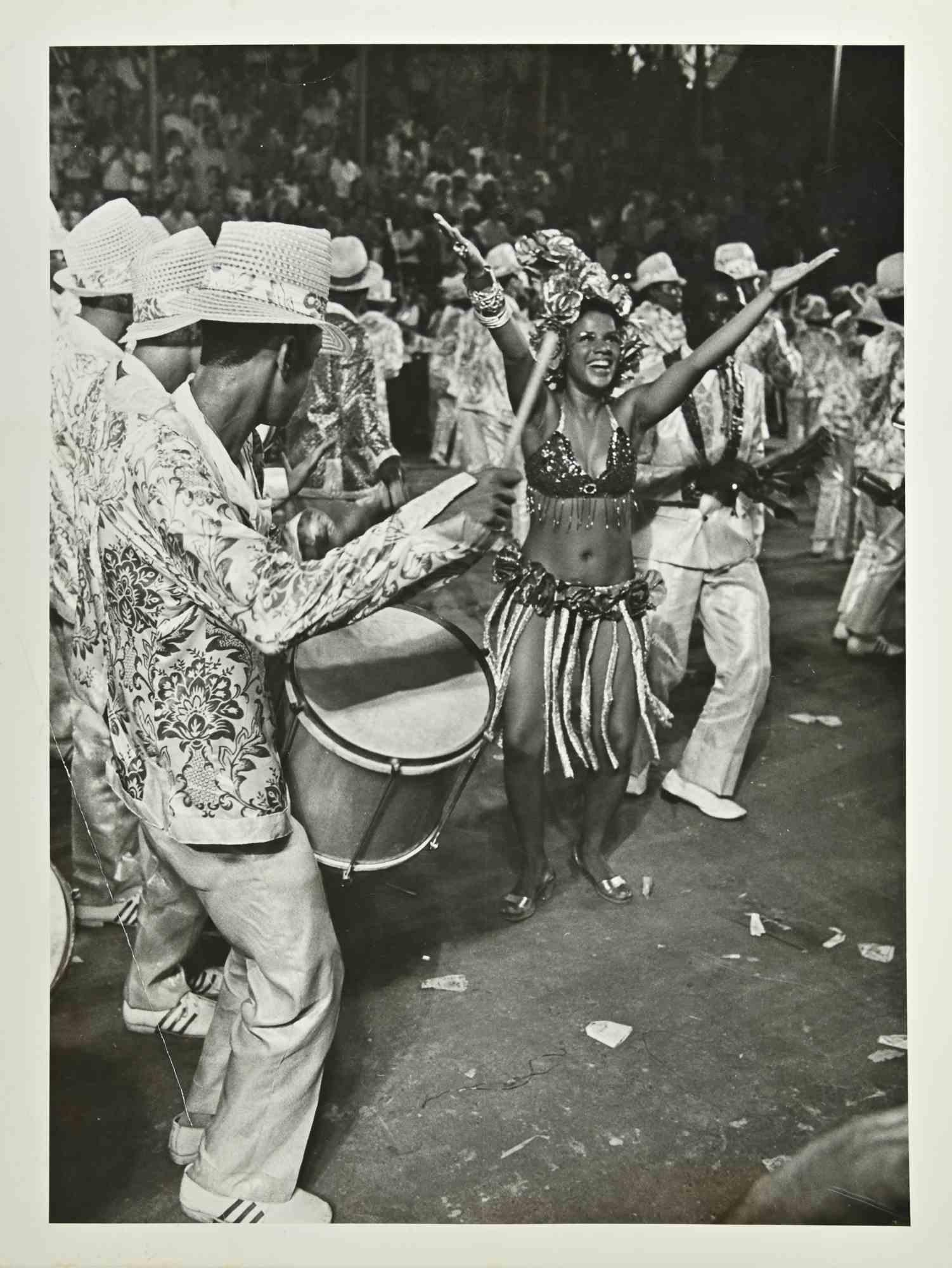 Samba is a black and white vintage photo, realized in the mid-20th Century, by Rubens Barbosa.

Good conditions and aged.

 It belongs to a historical and nostalgic album including historical moments, places, families, artworks, royal families, and