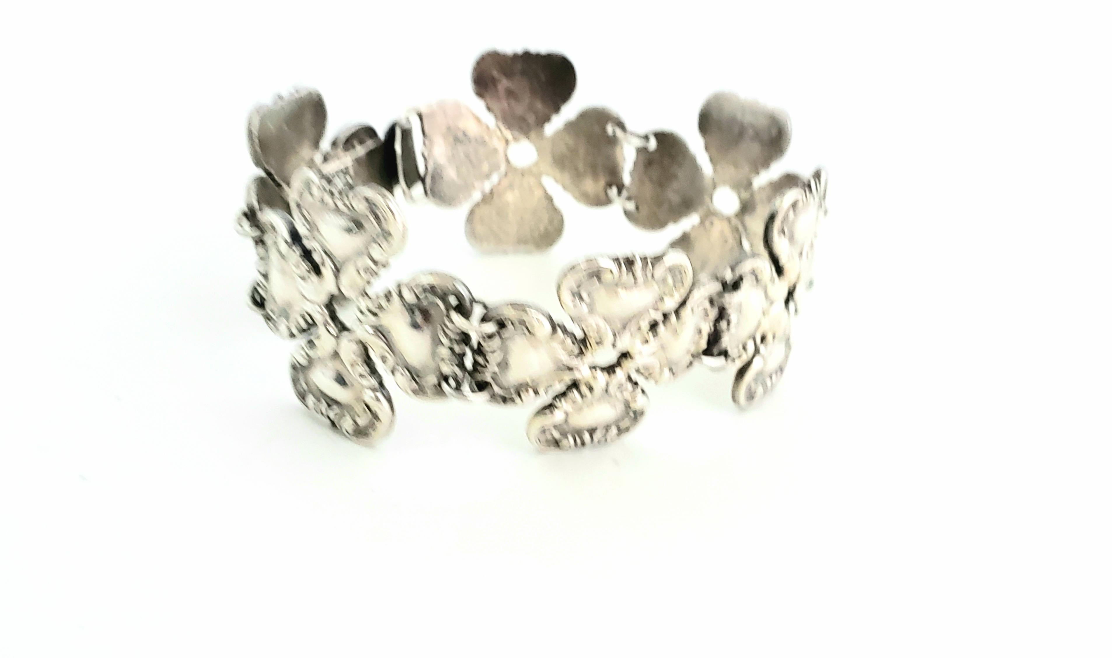 Rubens Mexico Sterling Silver Four Leaf Clover Link Bracelet

This is a gorgeous Mexican designer piece. Featured is a sterling silver four leaf clover bracelet by Rubens Mexico. 

Bracelet is made up of 6 Shell/Flower shaped links. 

c. 1940s,